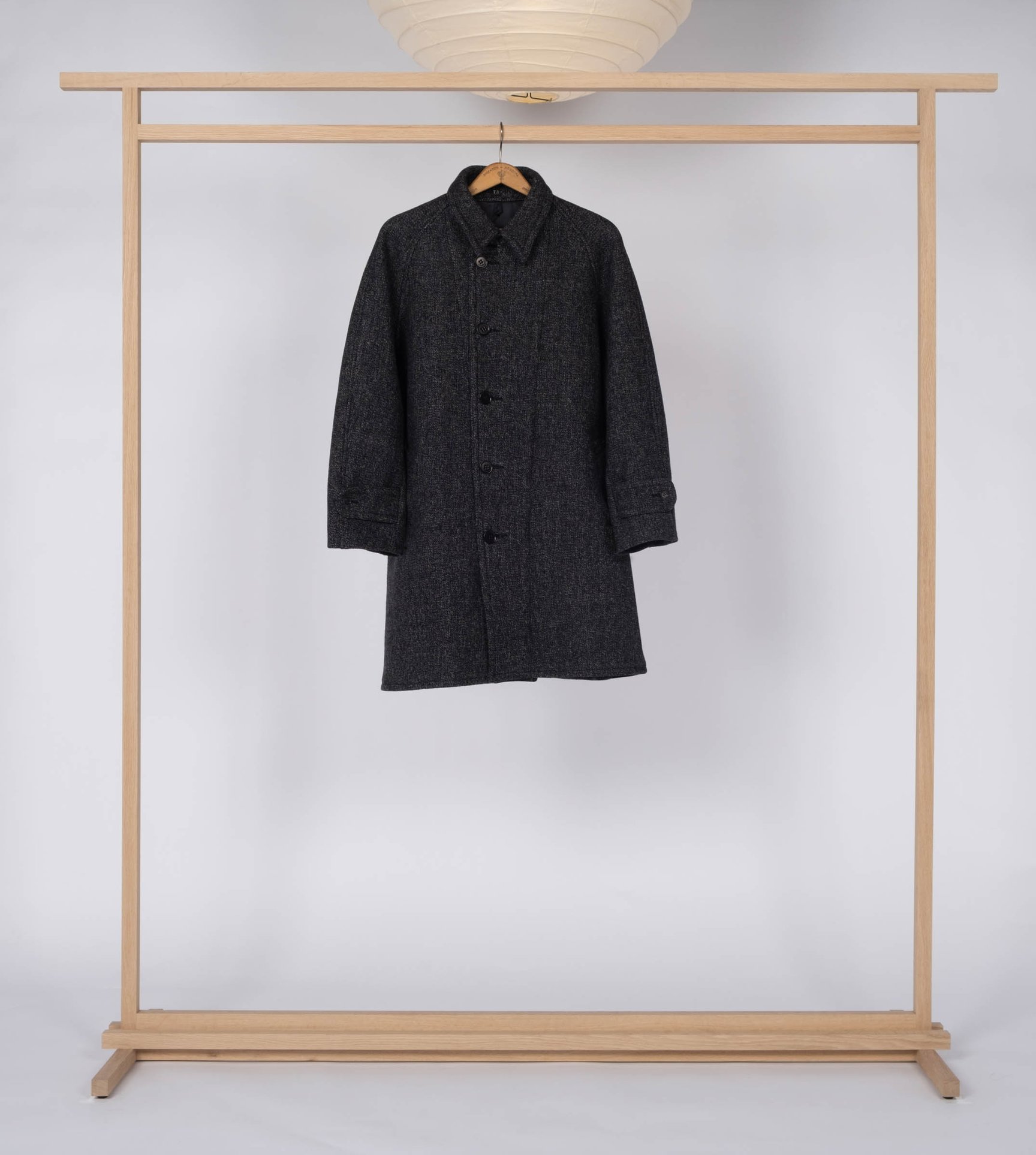 チャコールグレーのコート