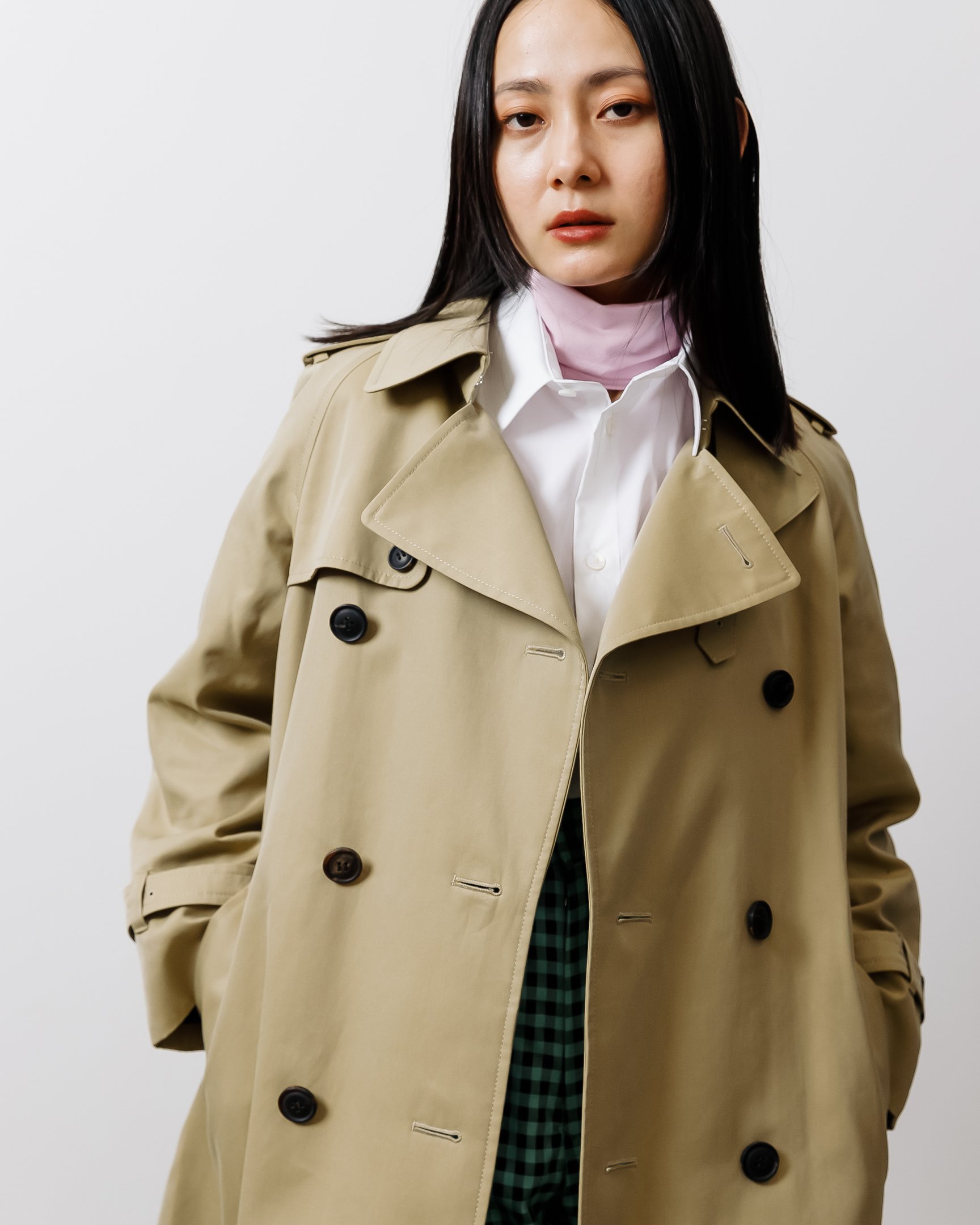 トレンチコートを着用した女性モデル