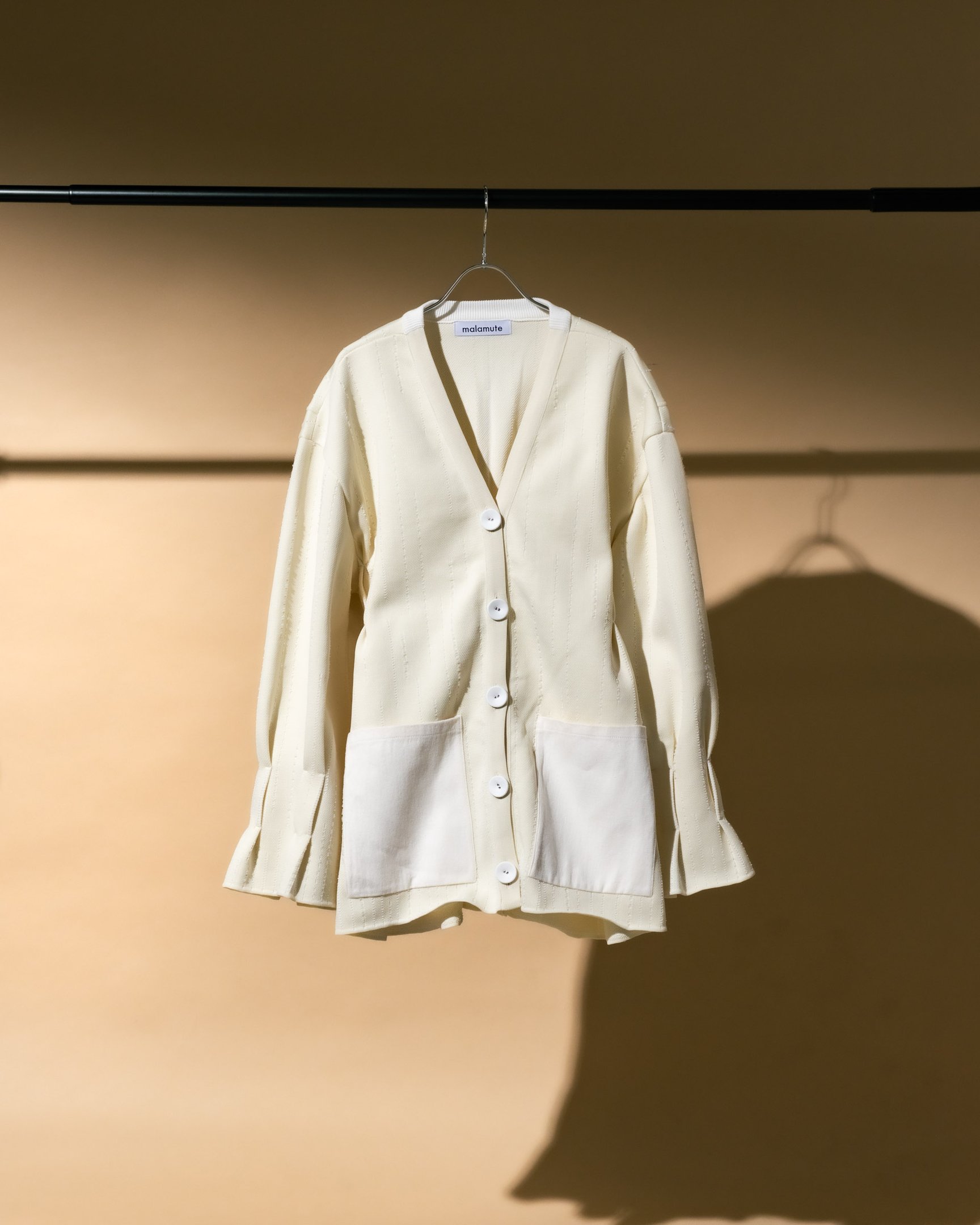 マラミュートのホワイトカラーのカーディガン