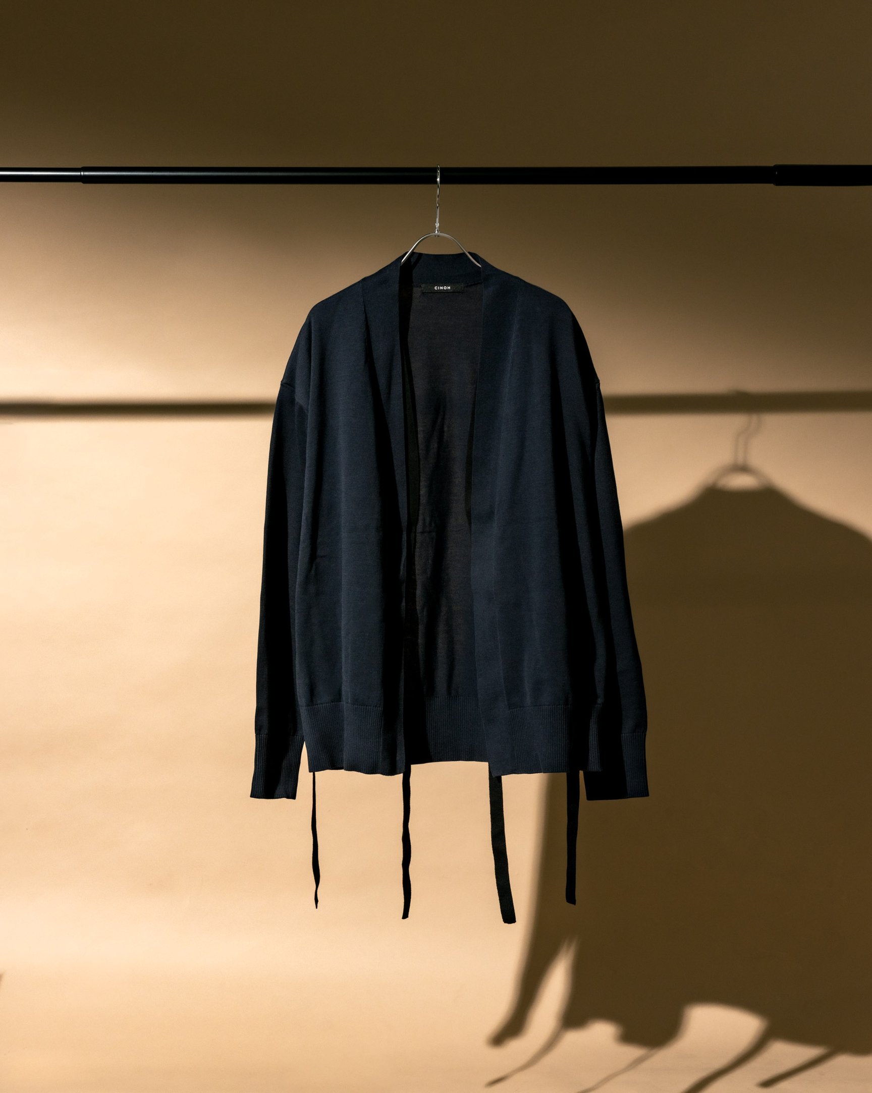 チノのネイビーカラーのカーディガン