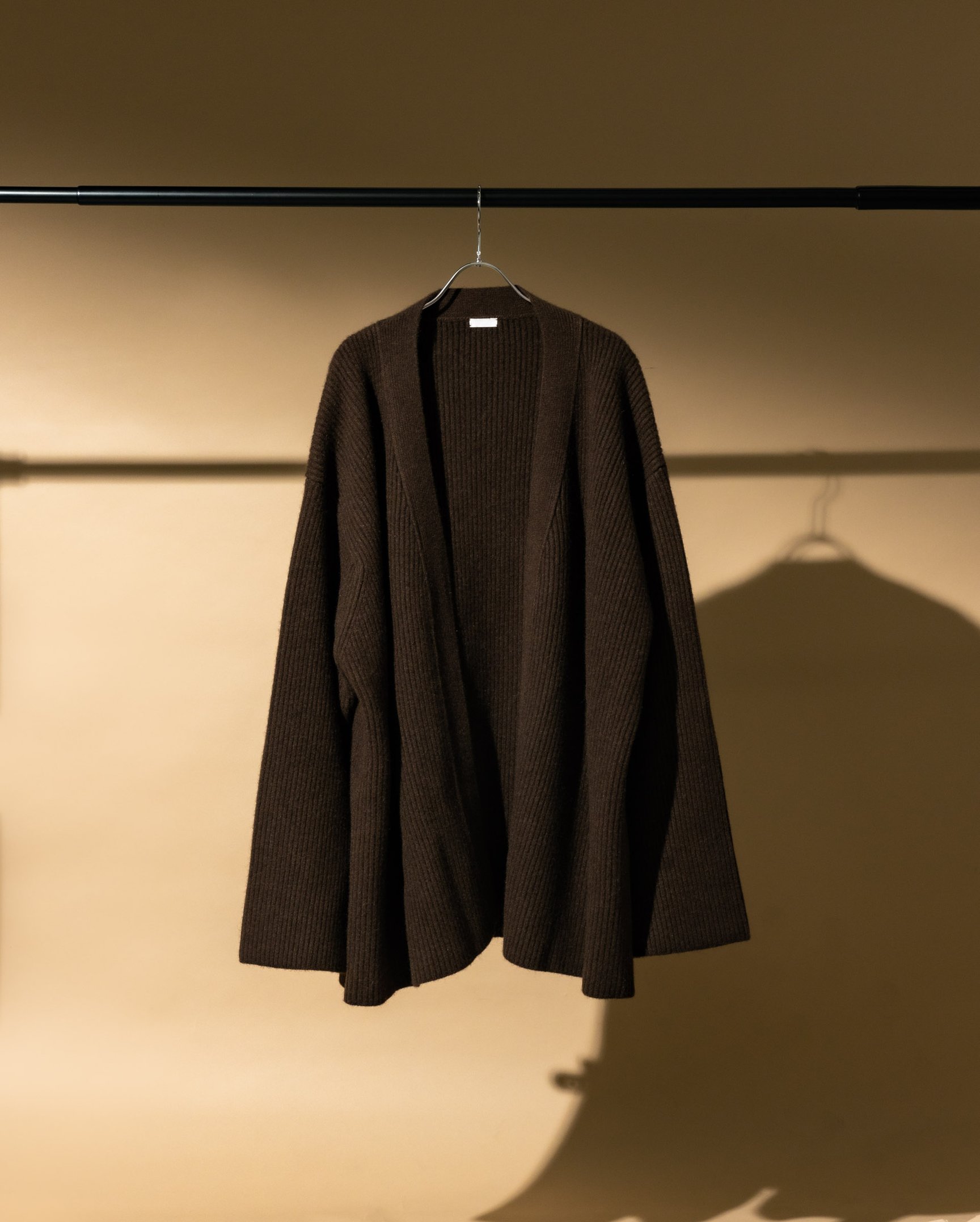 SEEALLのブラウンのオーバーカーディガンを着た男性