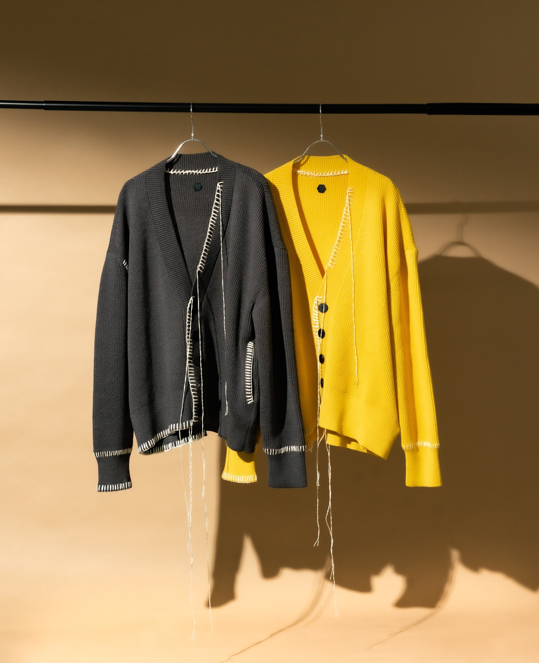 OUATのグレーとイエローのカーディガン