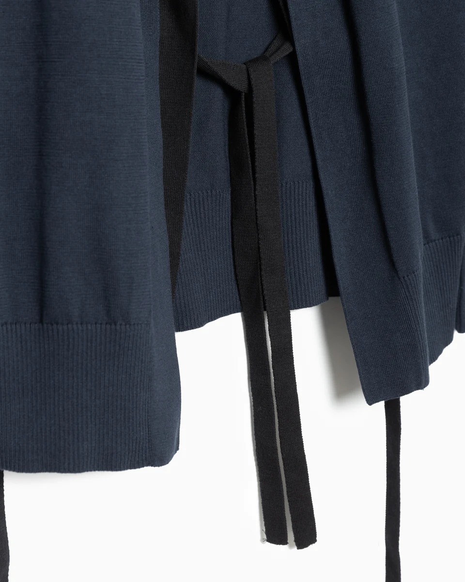 カーディガンの紐の部分