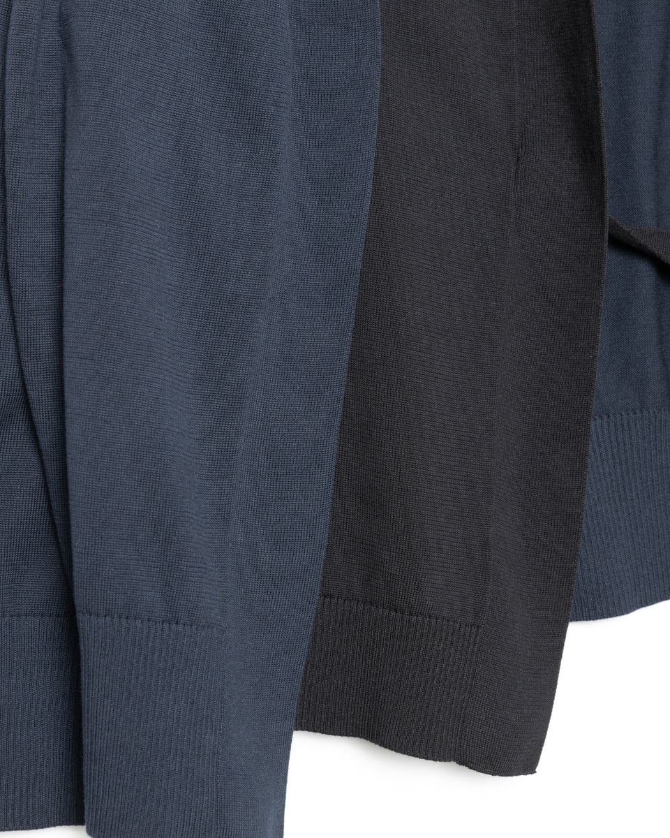 ネイビーのカーディガン