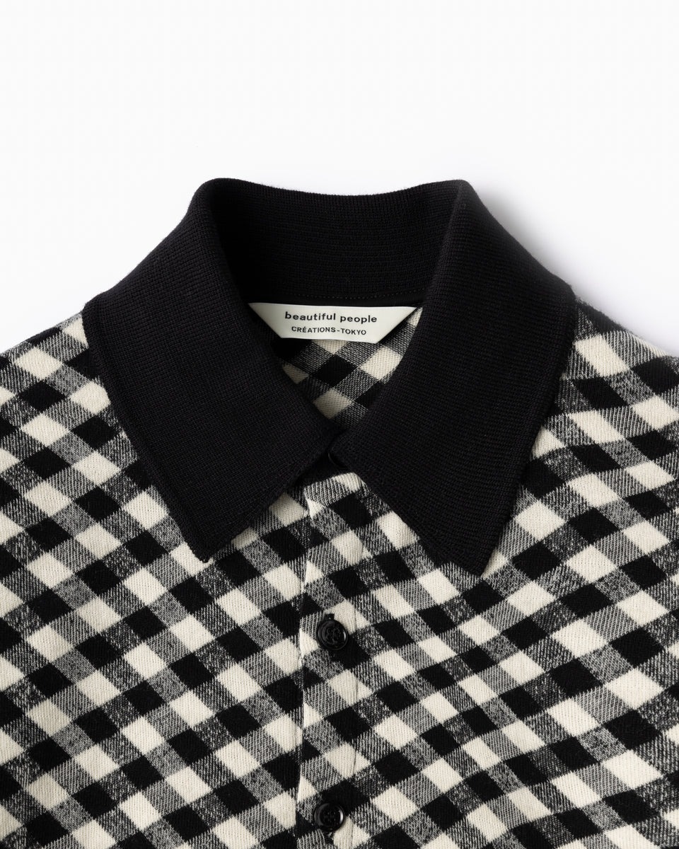 カーディガンの襟元