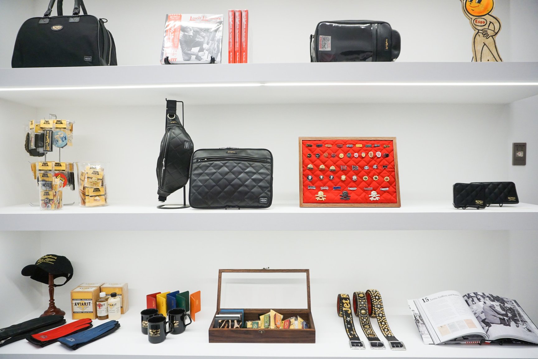 「the PORTER Gallery 4」、ルイスレザーの展示品
