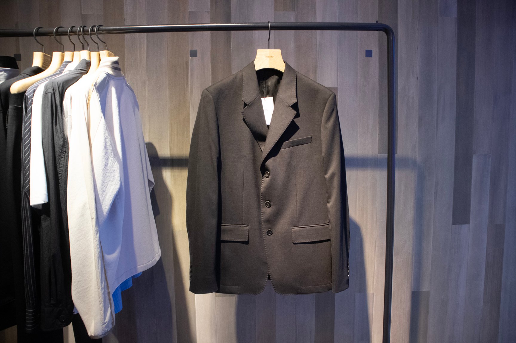 セオリーが公開したルカ・オッセンドライバーとのカプセルコレクション第2弾