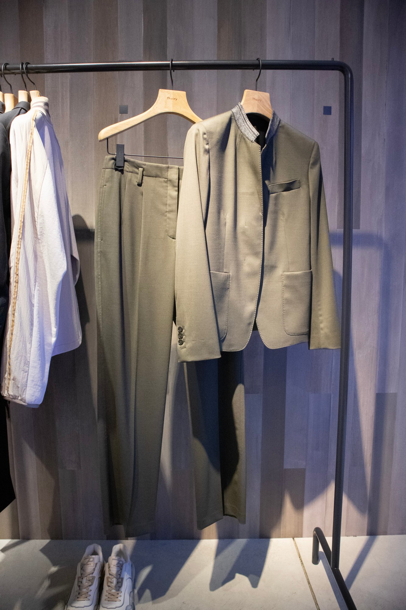 セオリーが公開したルカ・オッセンドライバーとのカプセルコレクション第2弾