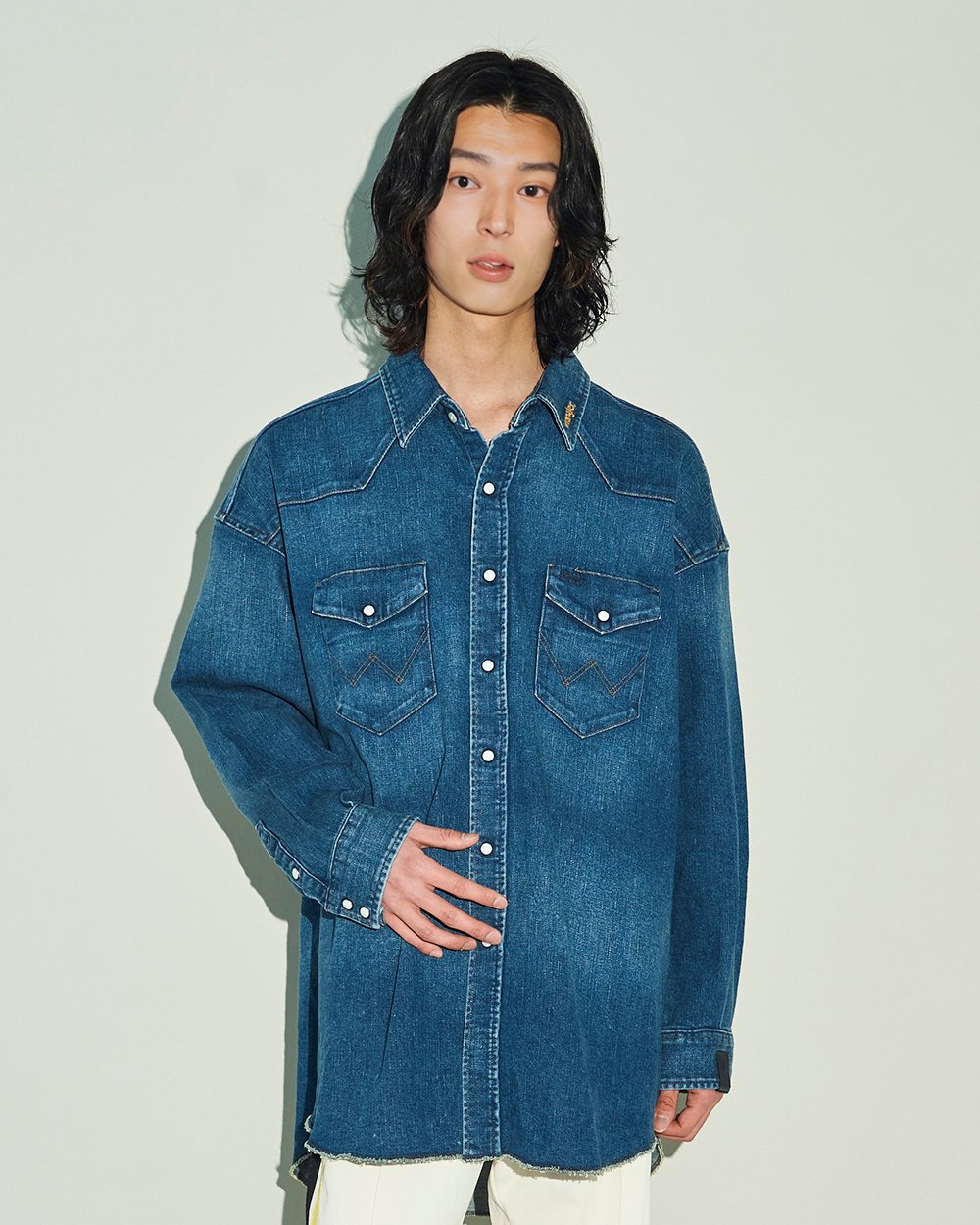 N.ハリウッドのデニムシャツを着用した男性モデル