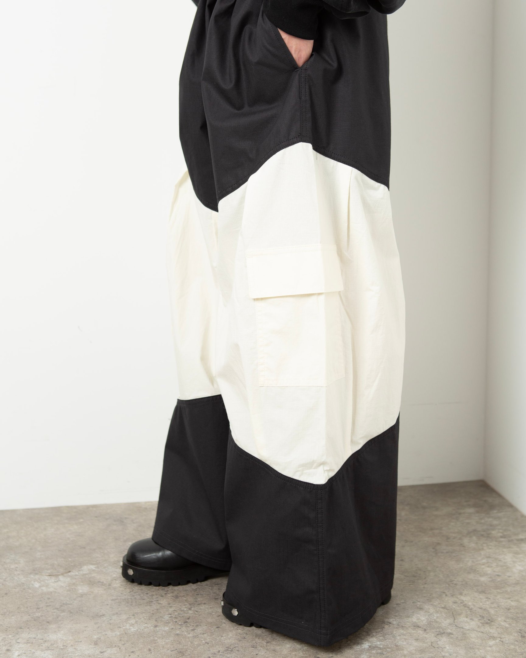 コトハヨコザワのカーゴパンツを着用した男性モデル