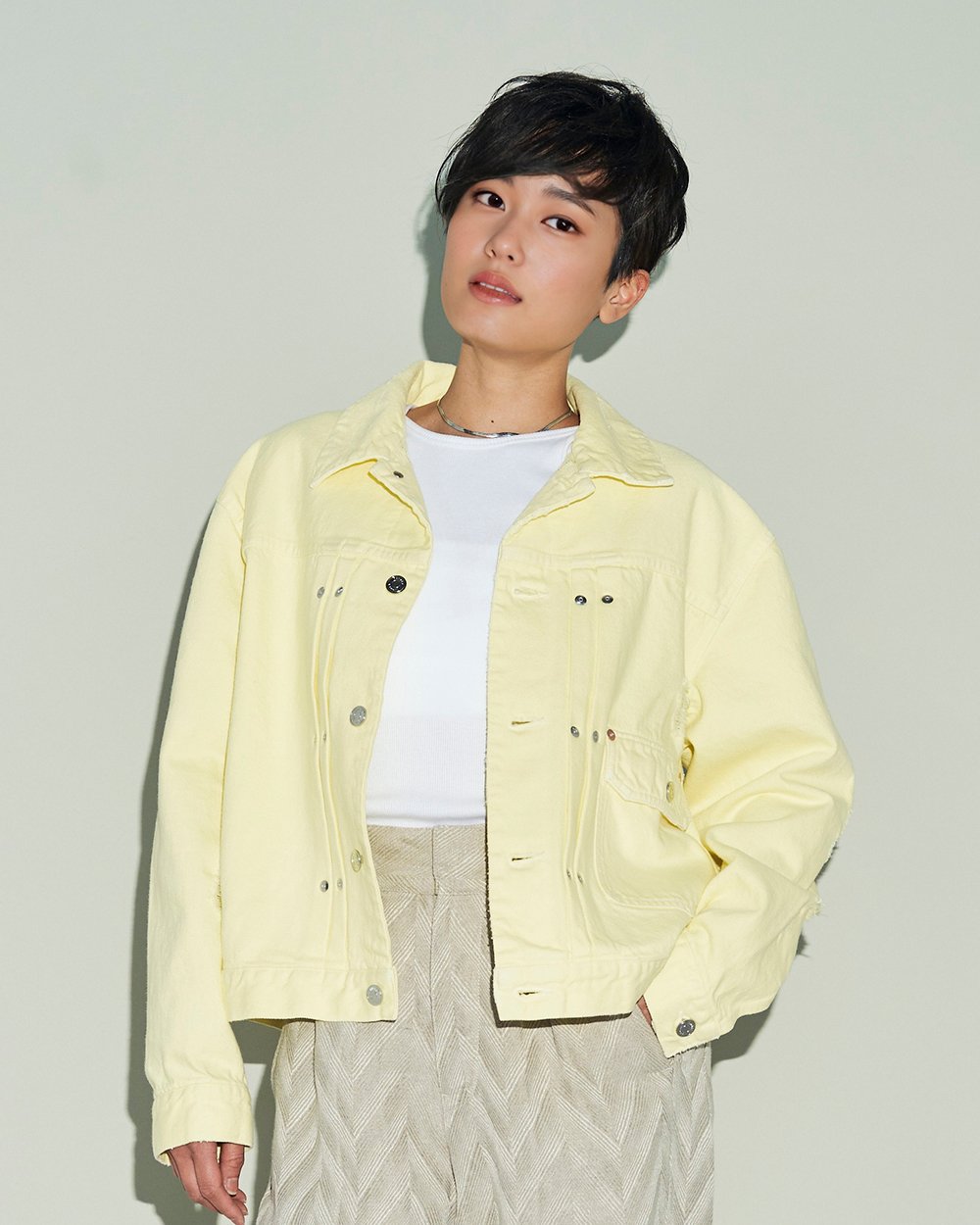 イエローのデニムジャケットを着用した女性モデル