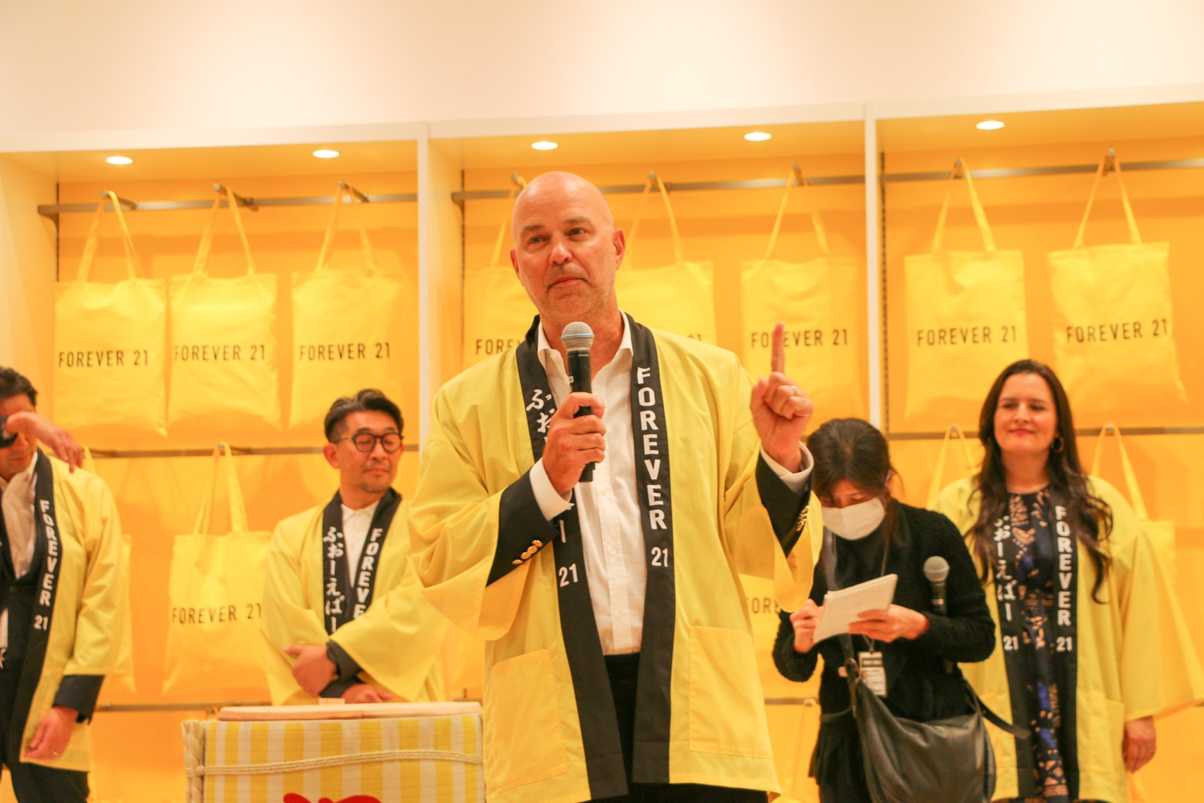 ハッピを着た男性