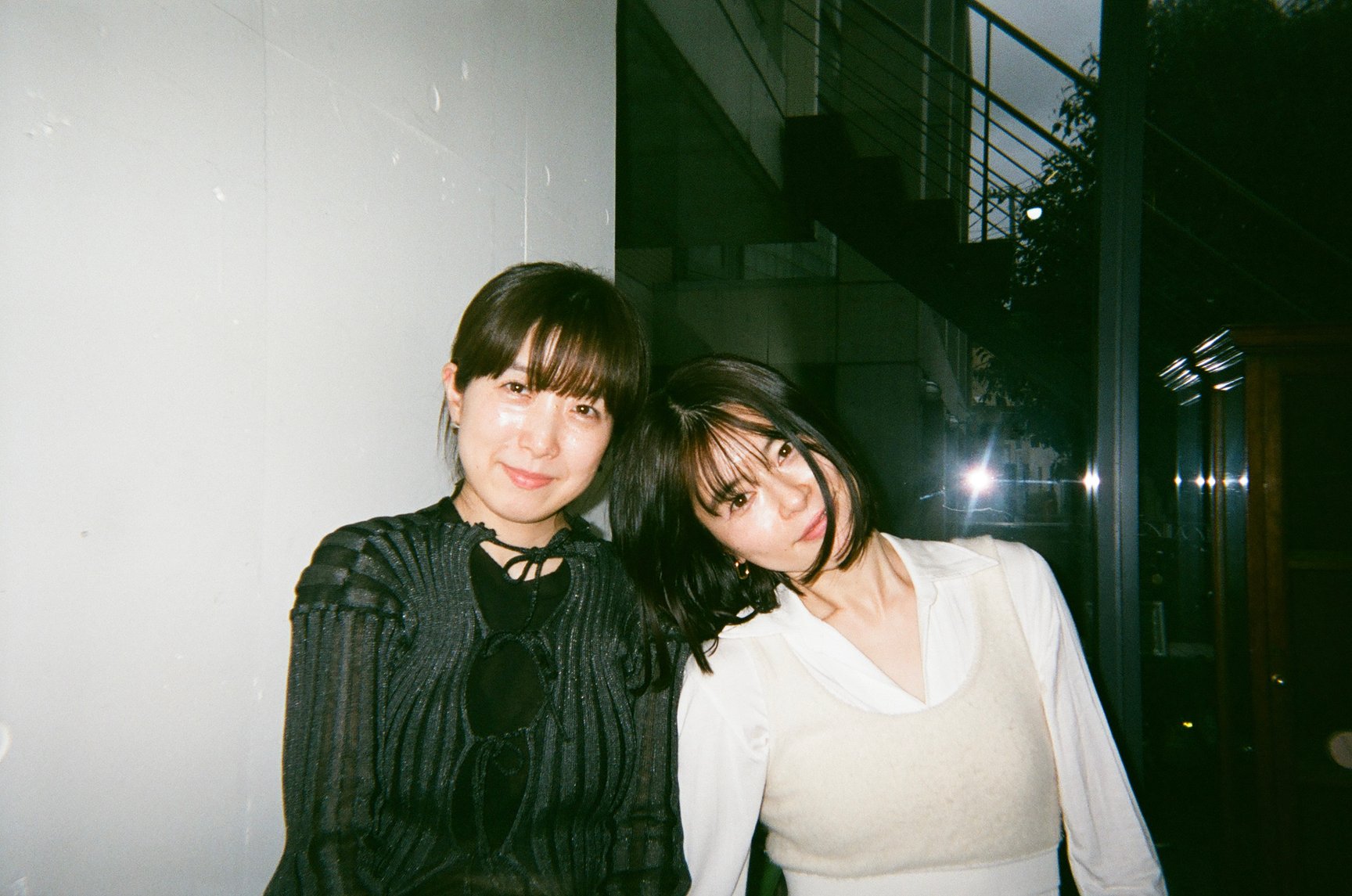 セミロンんぐの女性とショートボブの女性が横並び