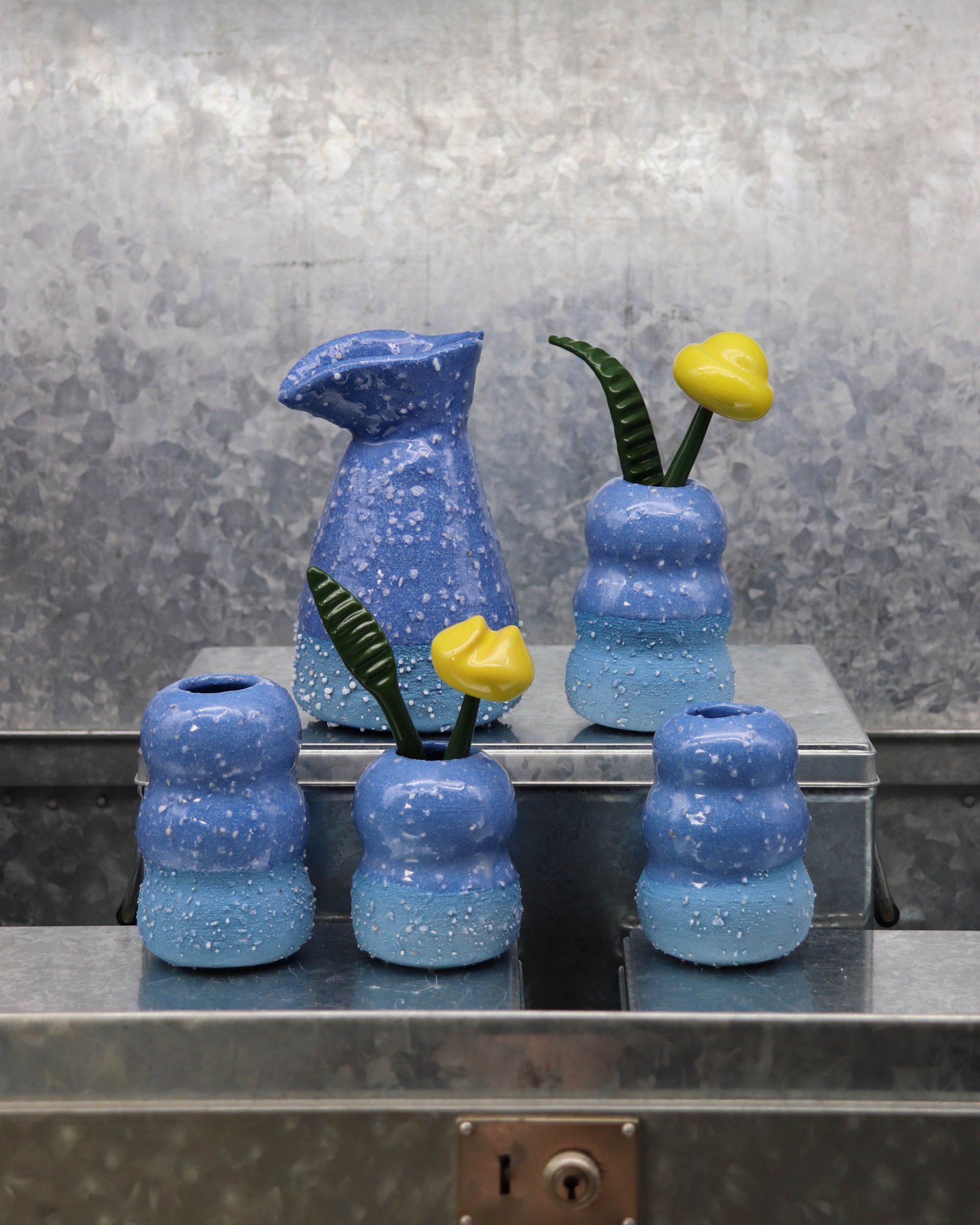 陶器製の花瓶と花