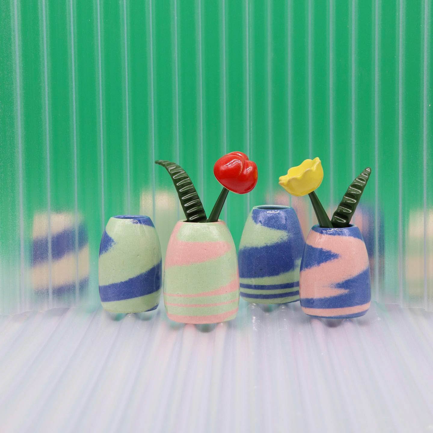 陶器製の花瓶と花