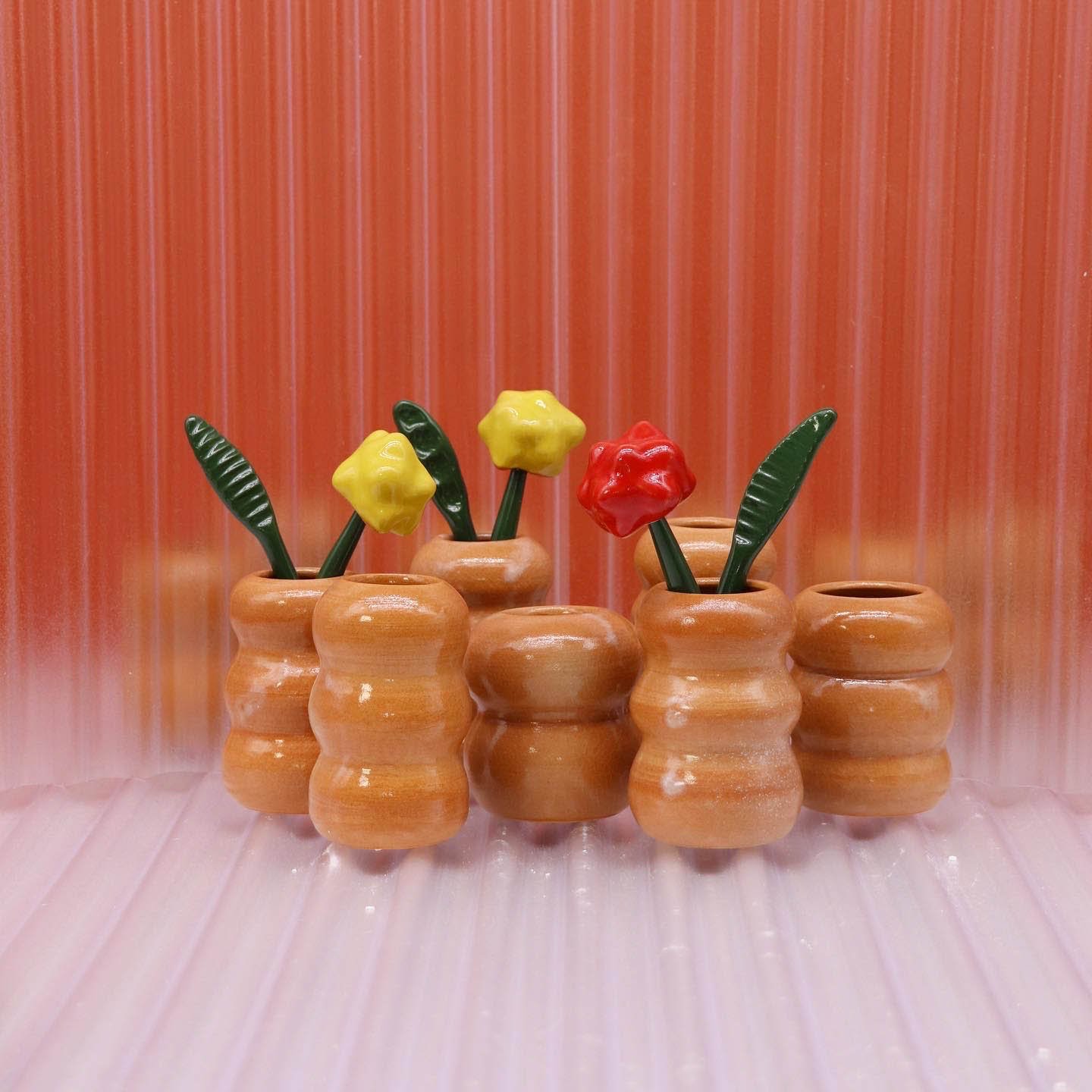 陶器製の花瓶と花