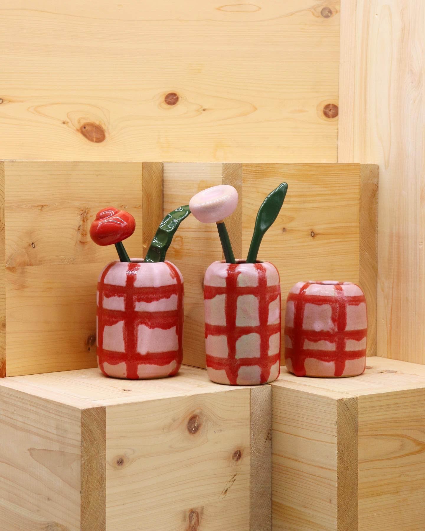 陶器製の花瓶と花