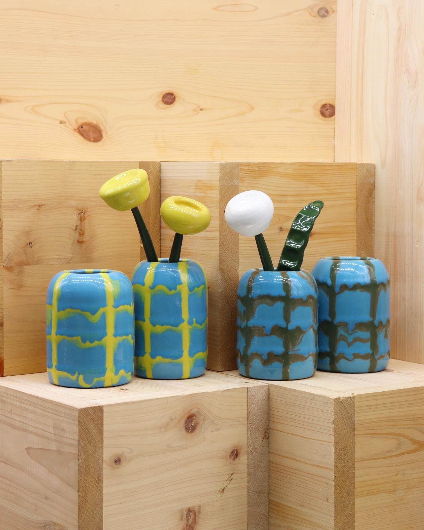 陶器製の花瓶と花
