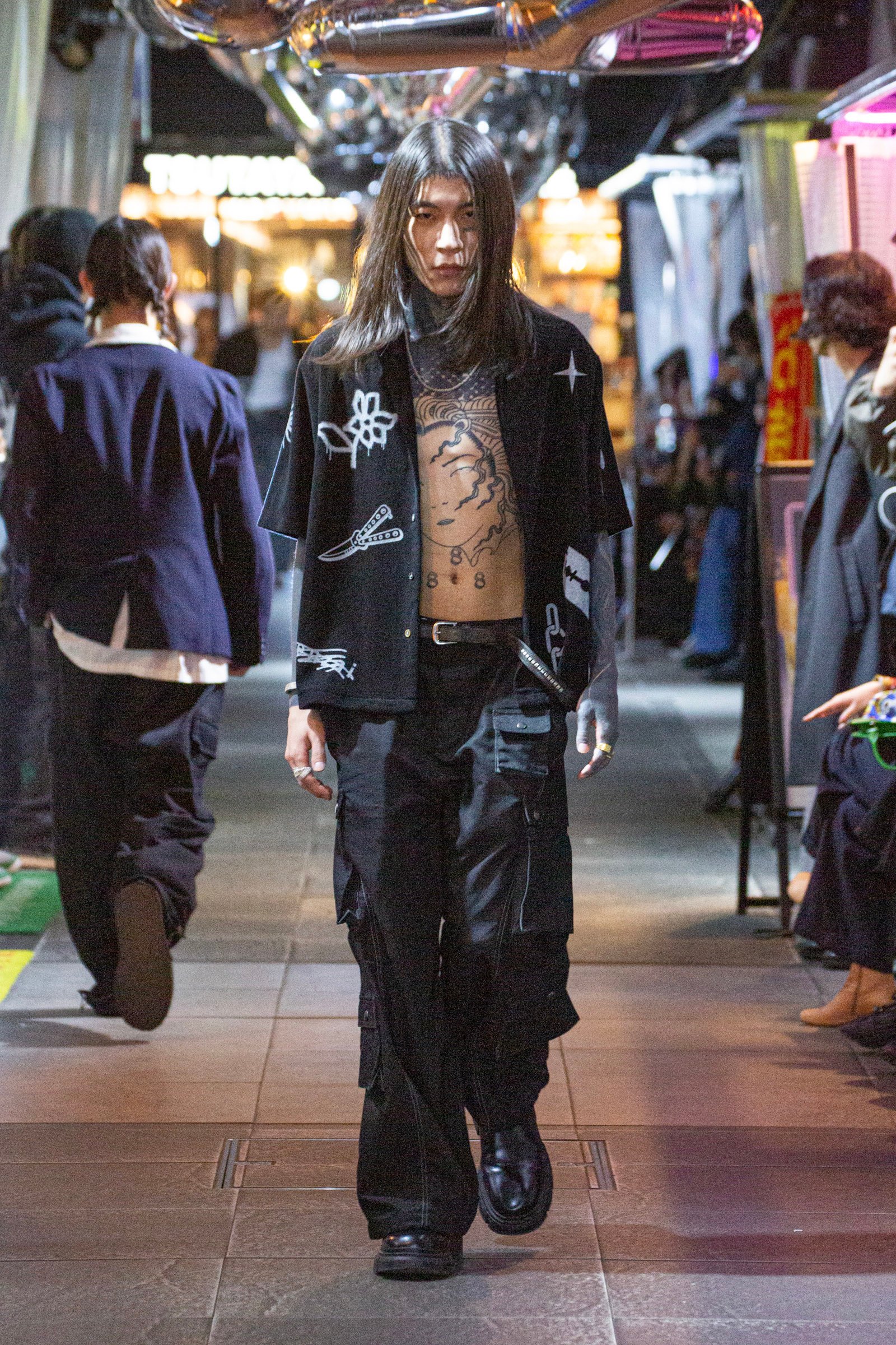 ランウェイを歩くモデル