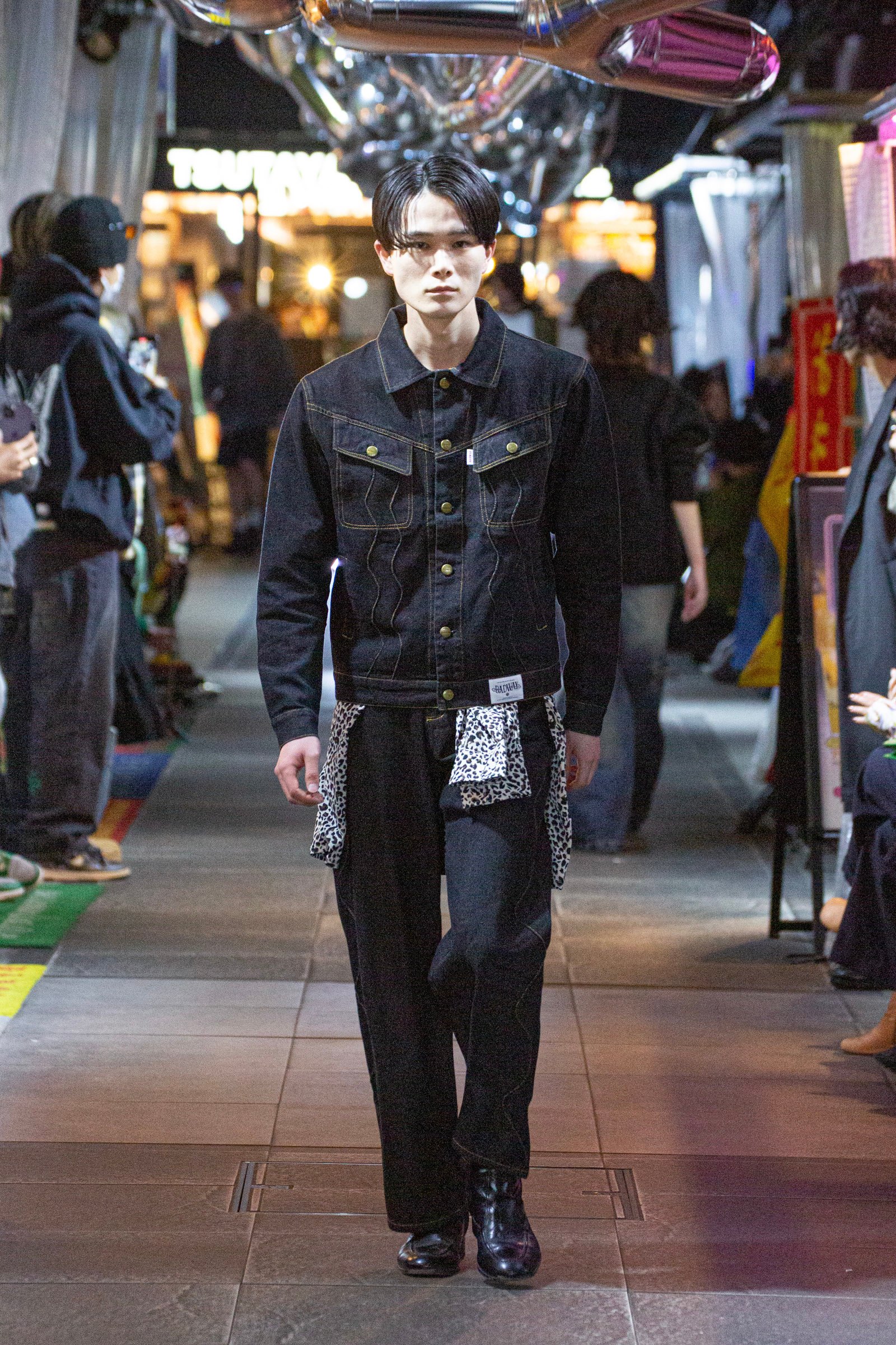 ランウェイを歩くモデル