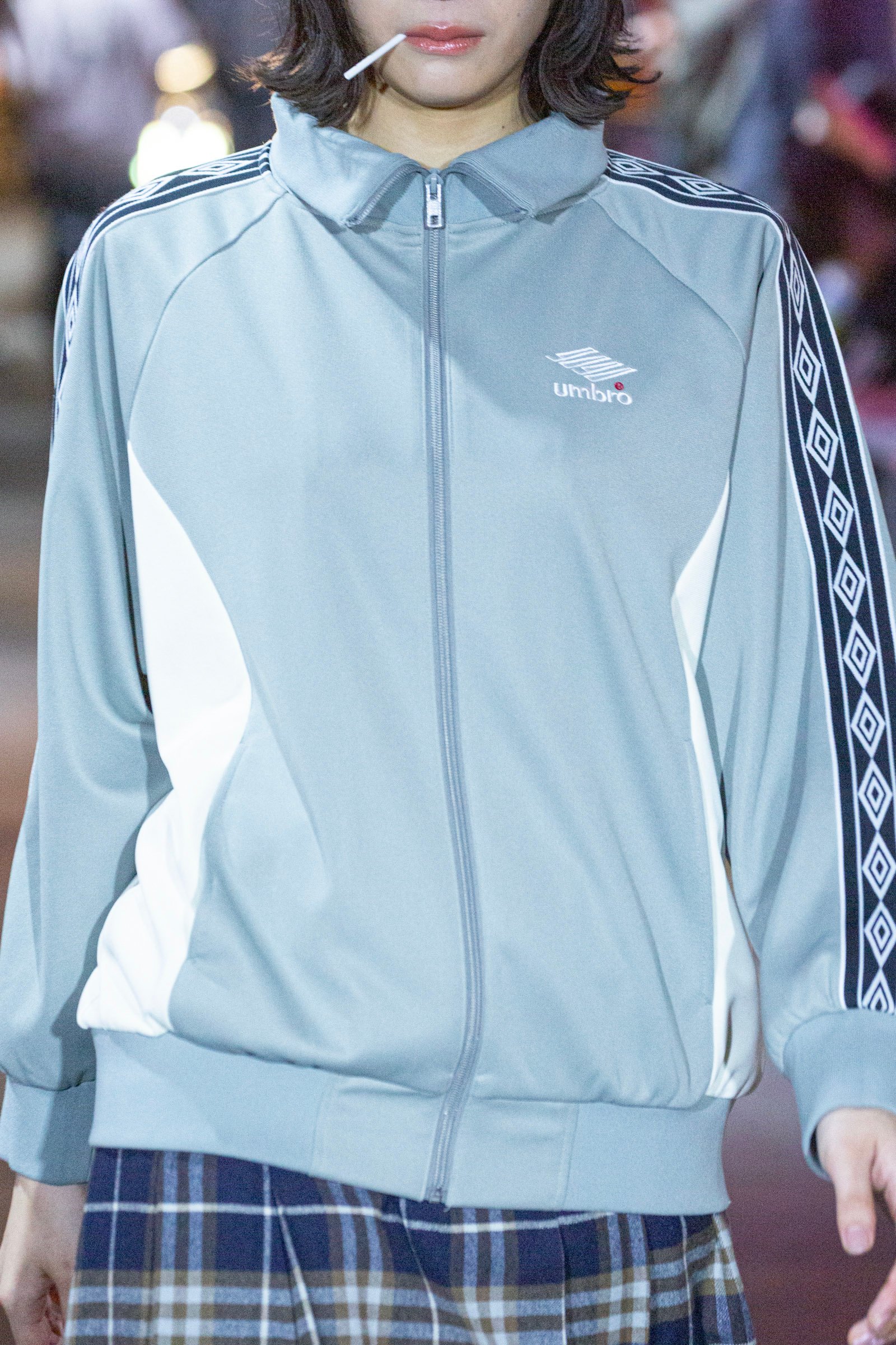 ジャージを着用したモデル