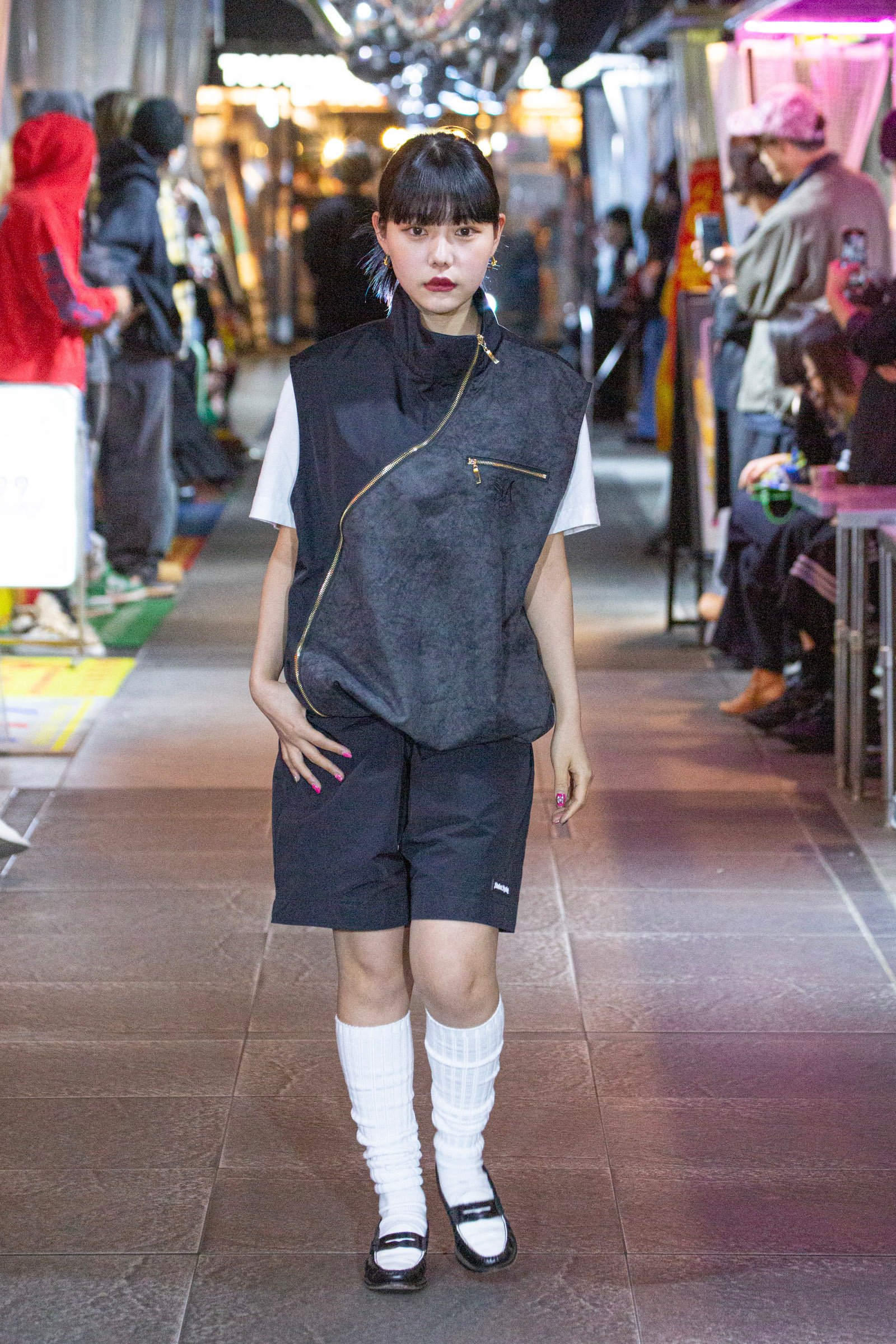 ランウェイを歩くモデル