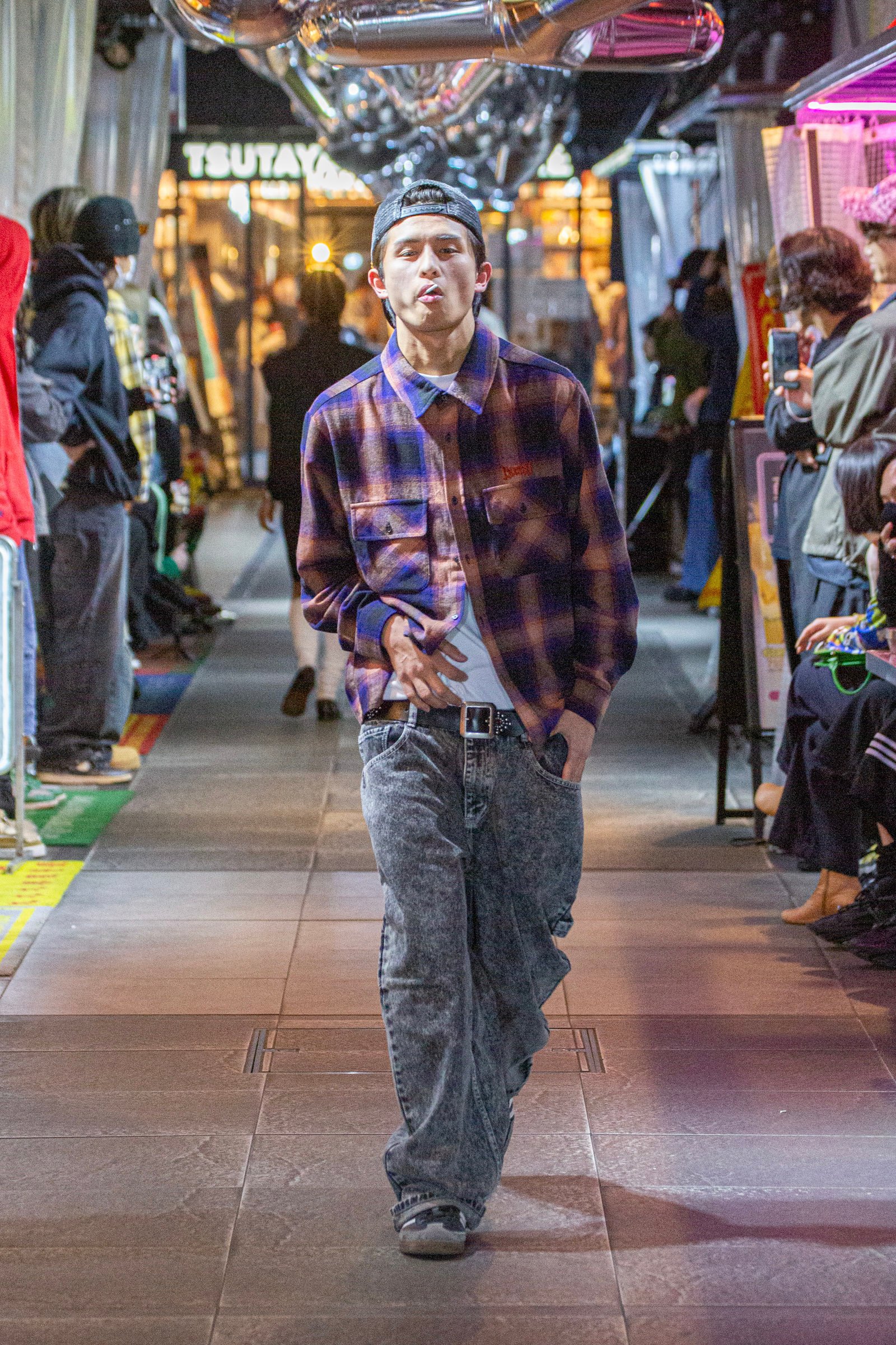 チェックシャツを着用したモデル