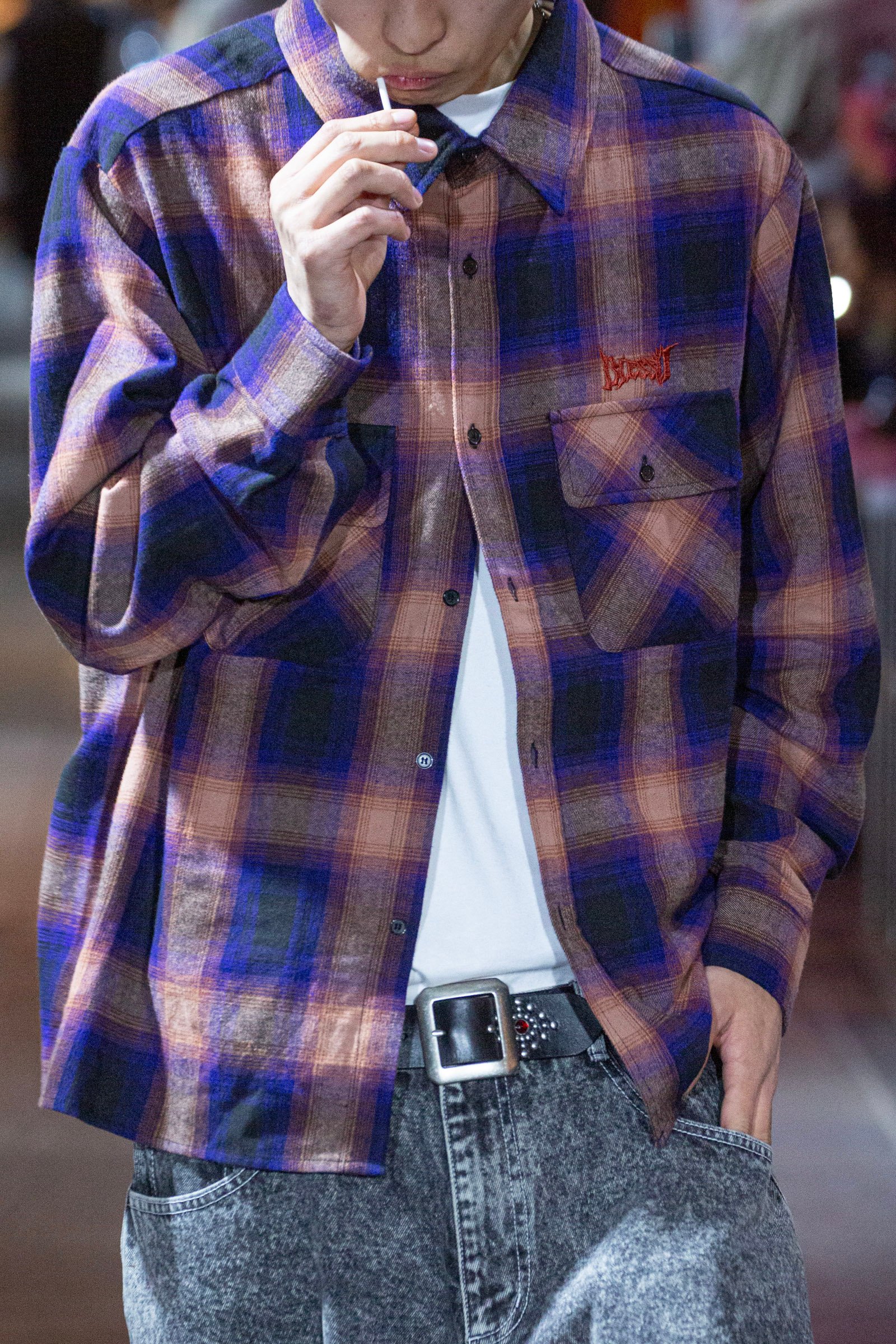 チェックシャツを着用したモデル