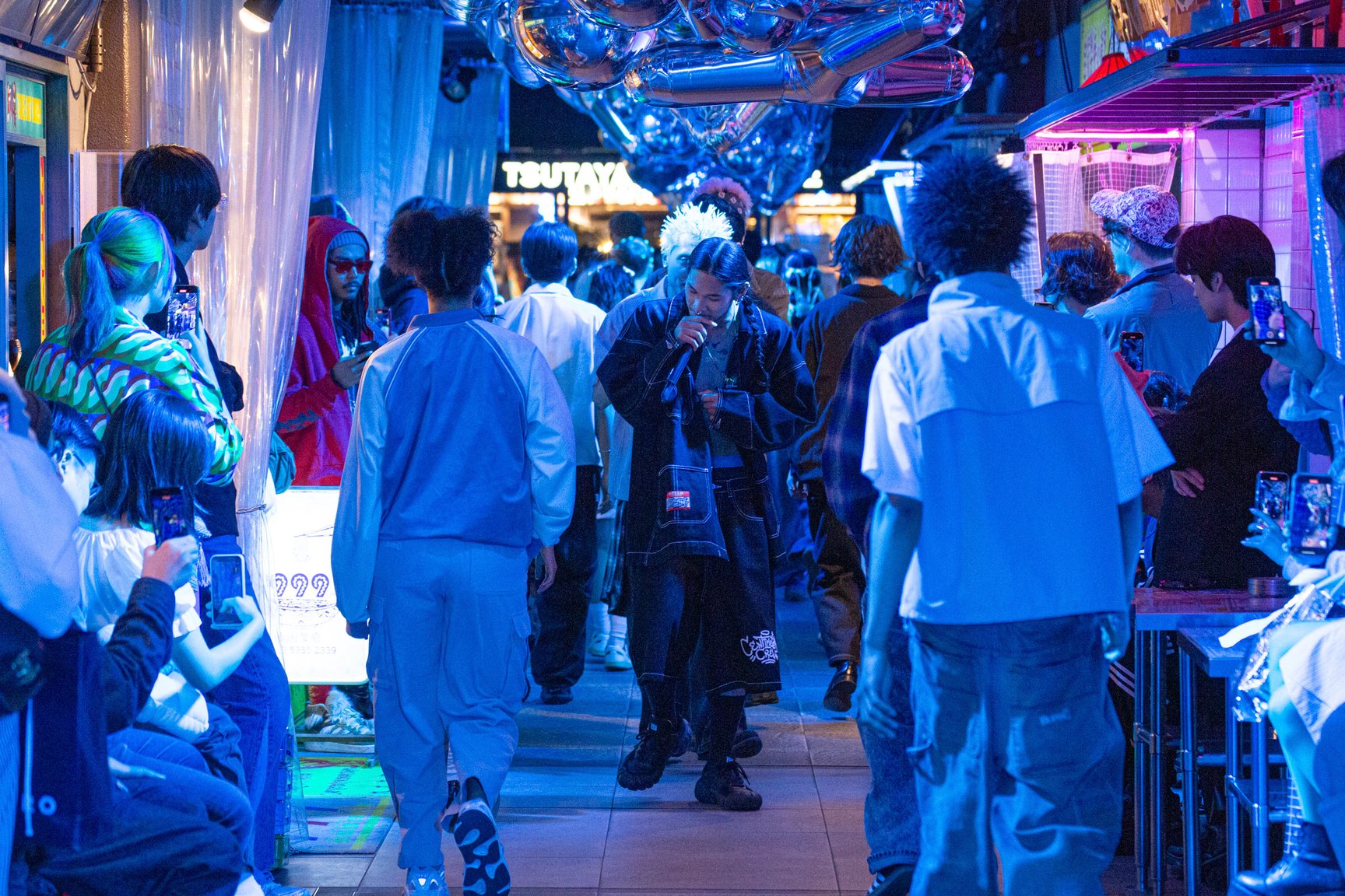 ランウェイでライブパフォーマンスをする「KOMOREBI」