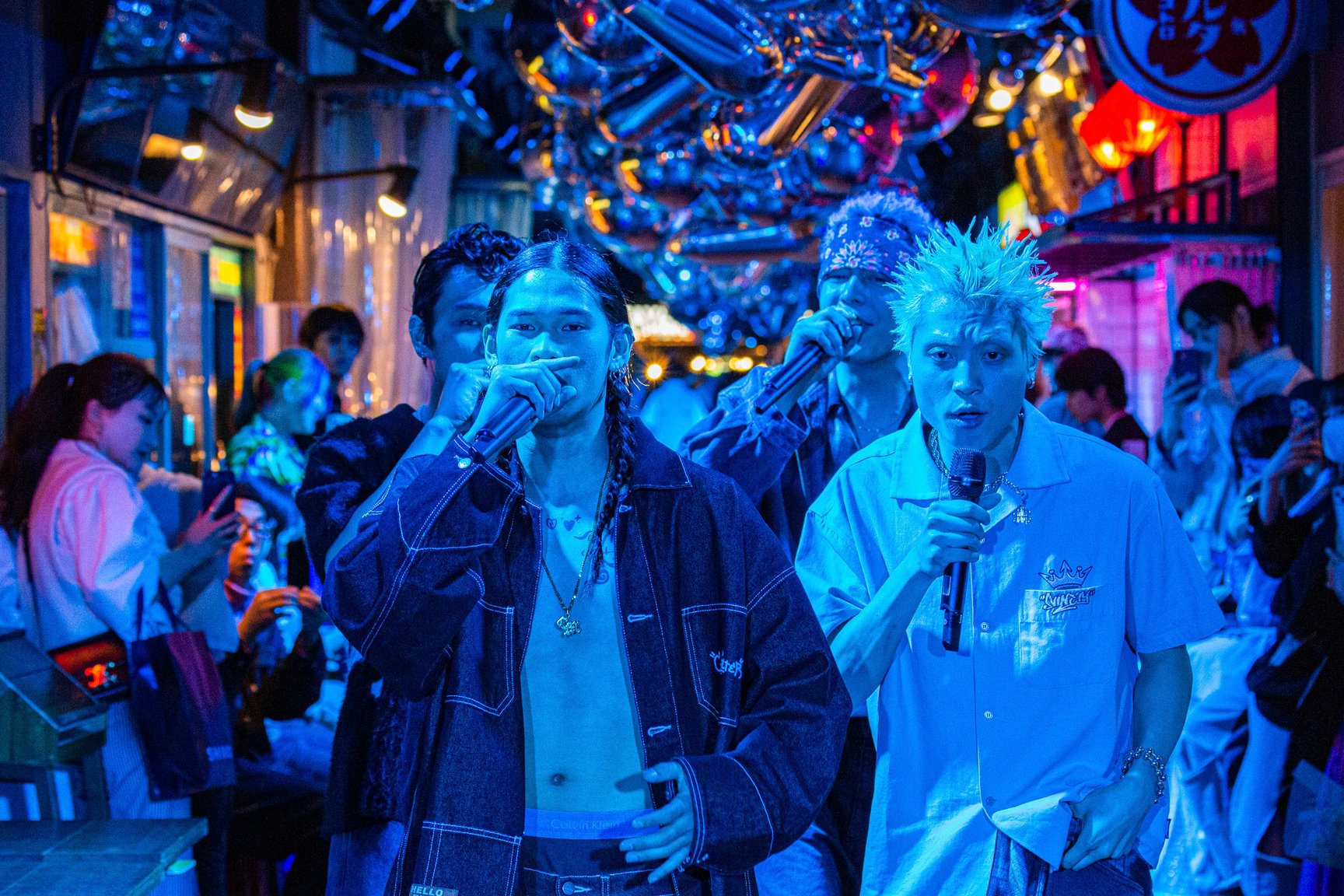 ランウェイでライブパフォーマンスをする「KOMOREBI」