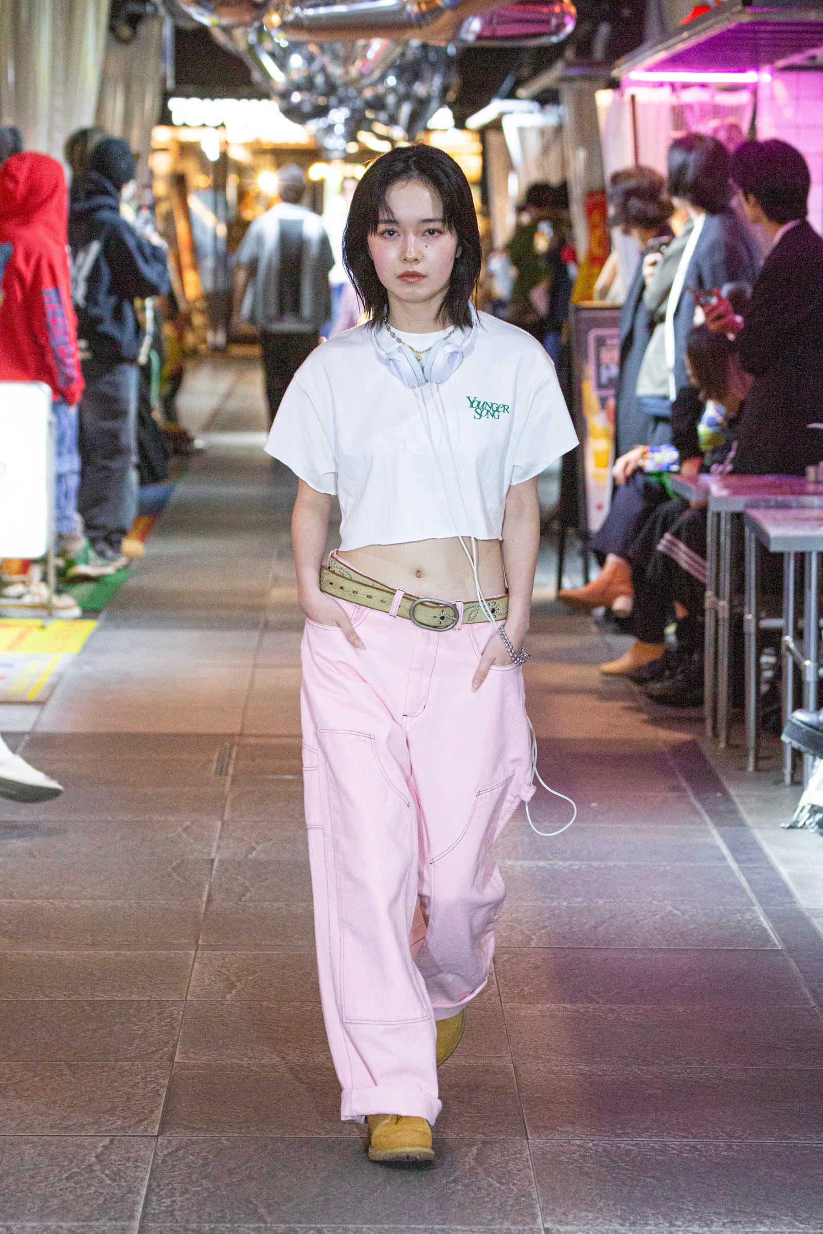 ランウェイを歩くモデル