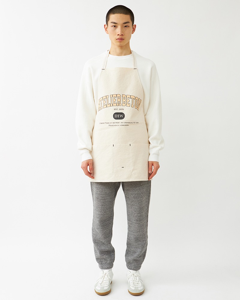 エプロンを着た男性