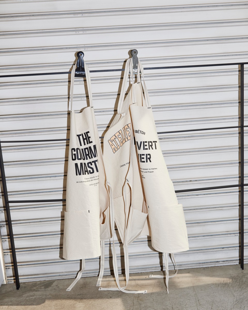 掛けられたエプロン