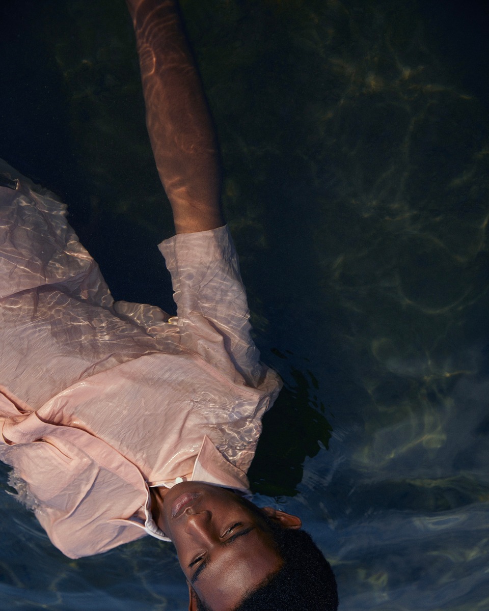 ライトピンクのシャツを着用した男性モデル