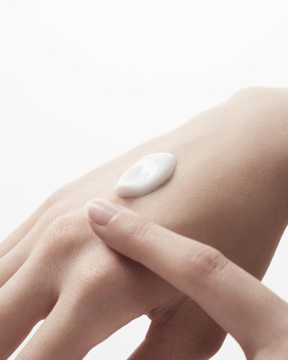 手の甲に乗せたクリーム