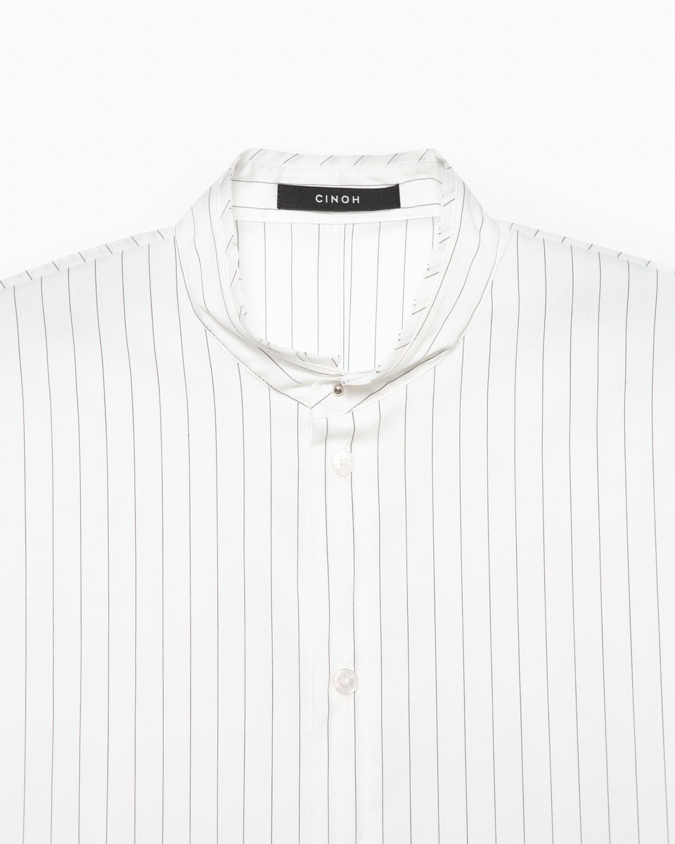 ホワイトストライプのシャツ