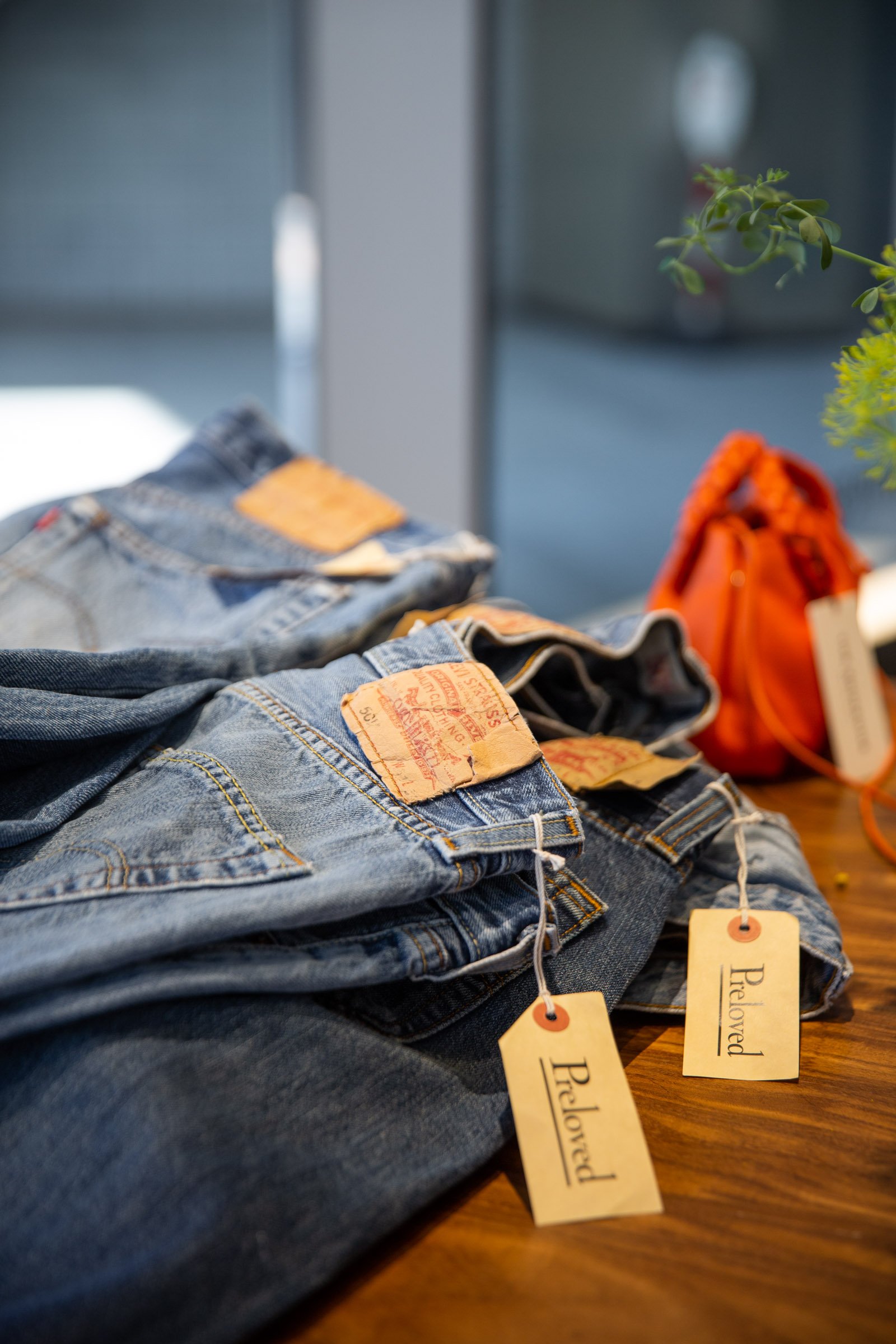 テーブルに重ねられたジーンズ