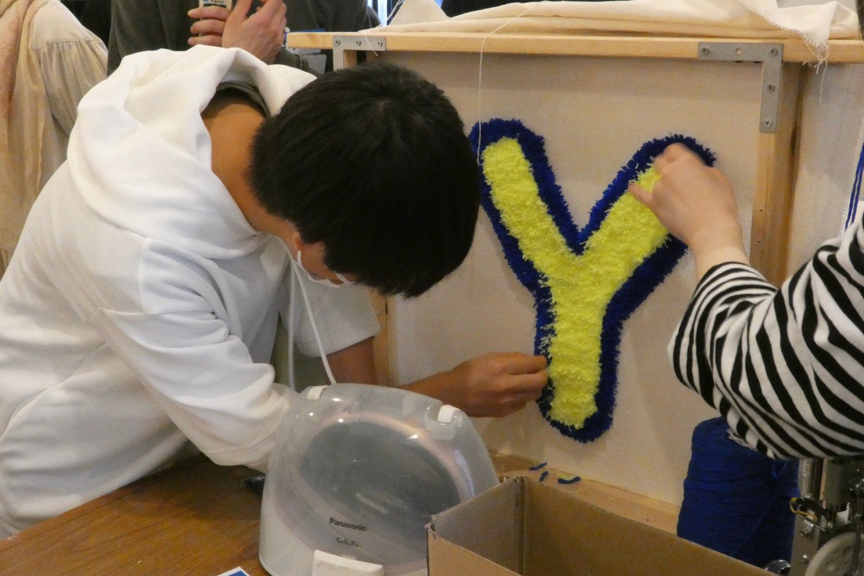 タフティングを制作する様子
