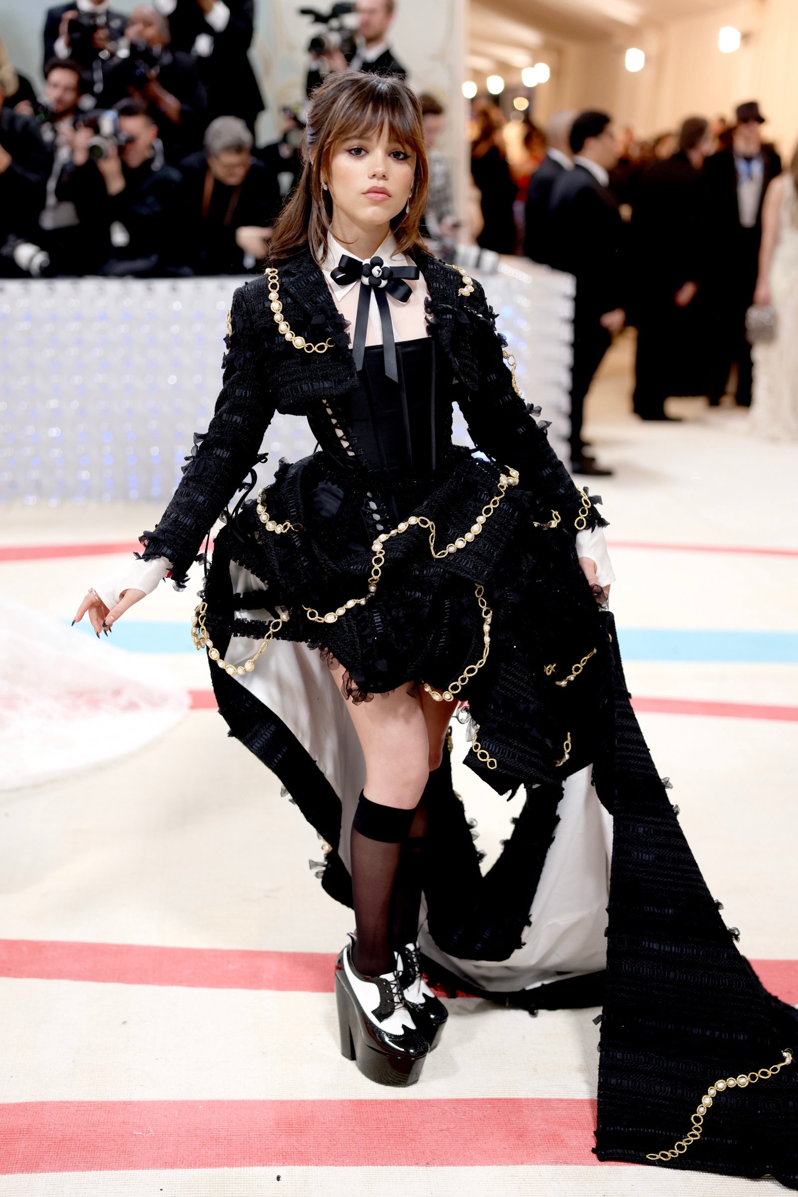 黒いドレスを着用したジェナ・オルテガ