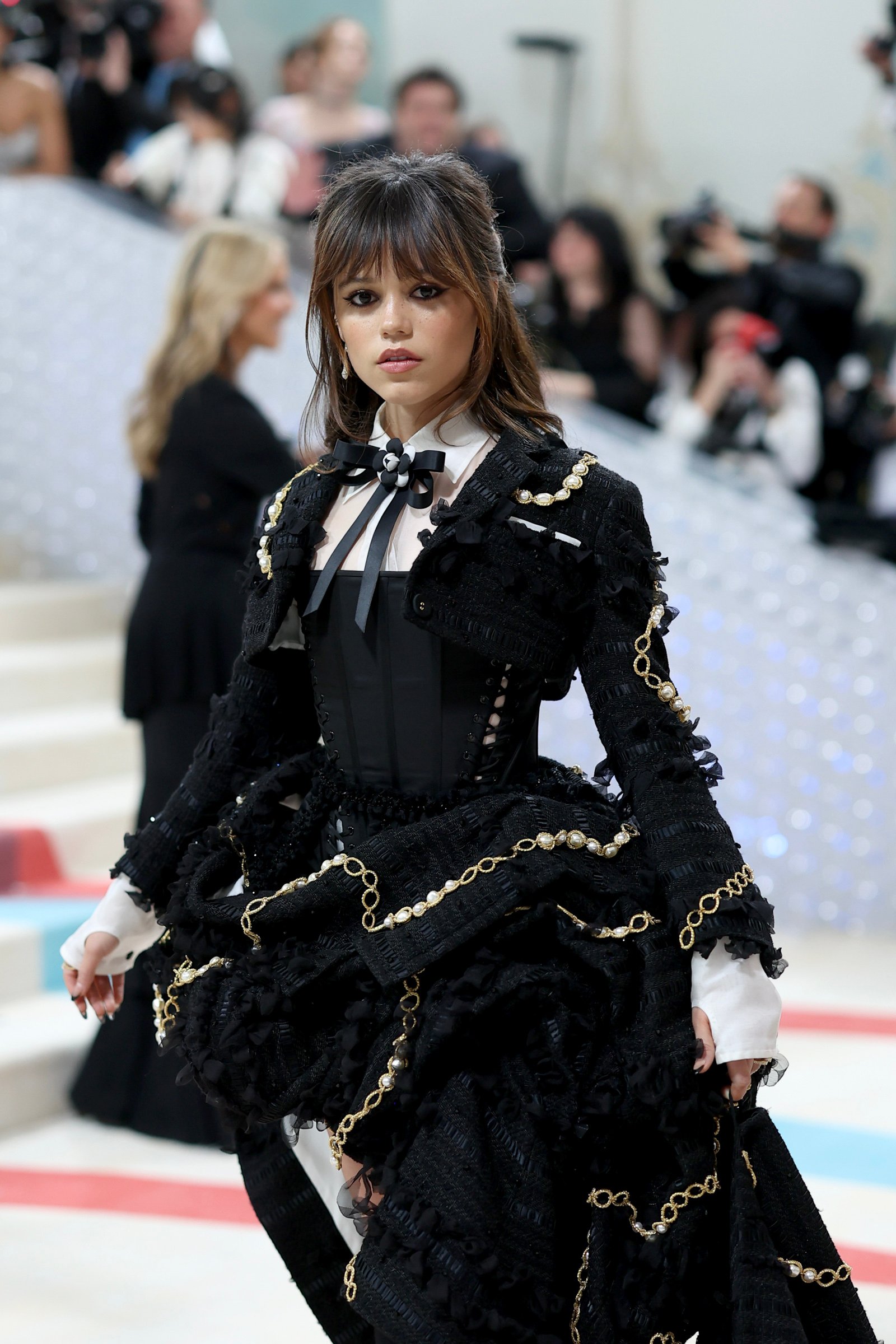 黒いドレスを着用したジェナ・オルテガ