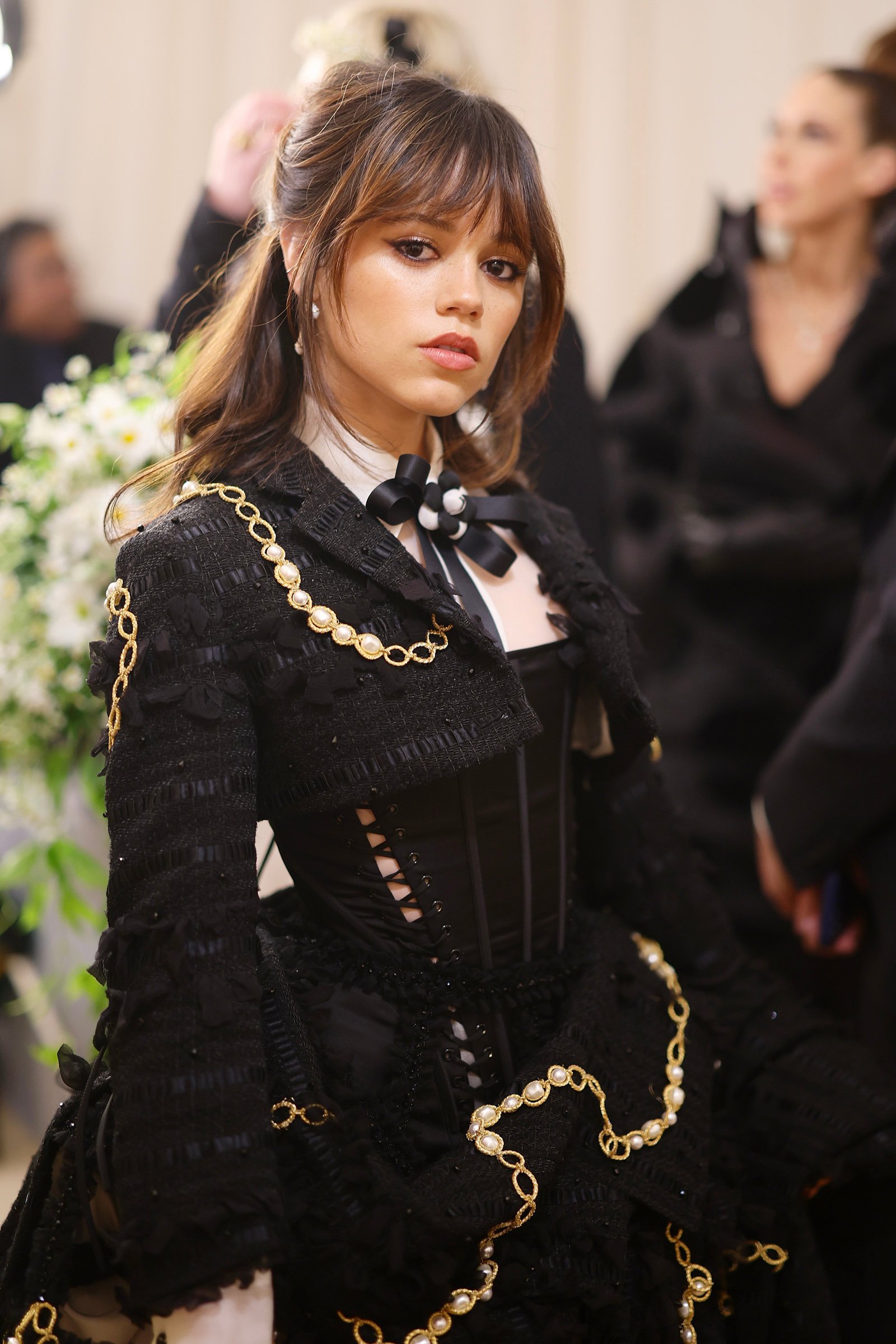 黒いドレスを着用したジェナ・オルテガ