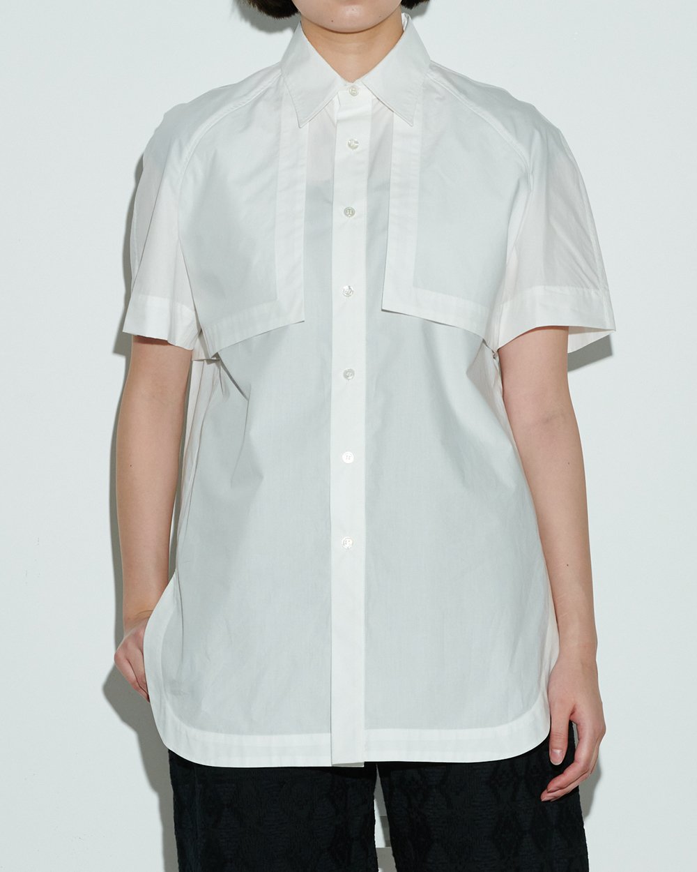 アンスクリアのシャツを着用した女性モデル