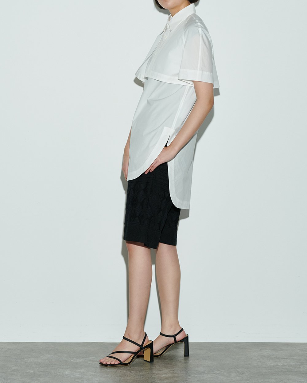 アンスクリアのシャツを着用した女性モデル