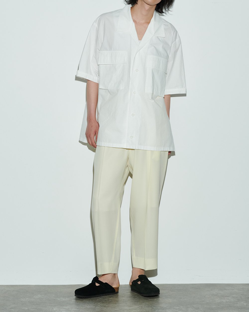 ウジョーの白シャツを着用した男性モデル