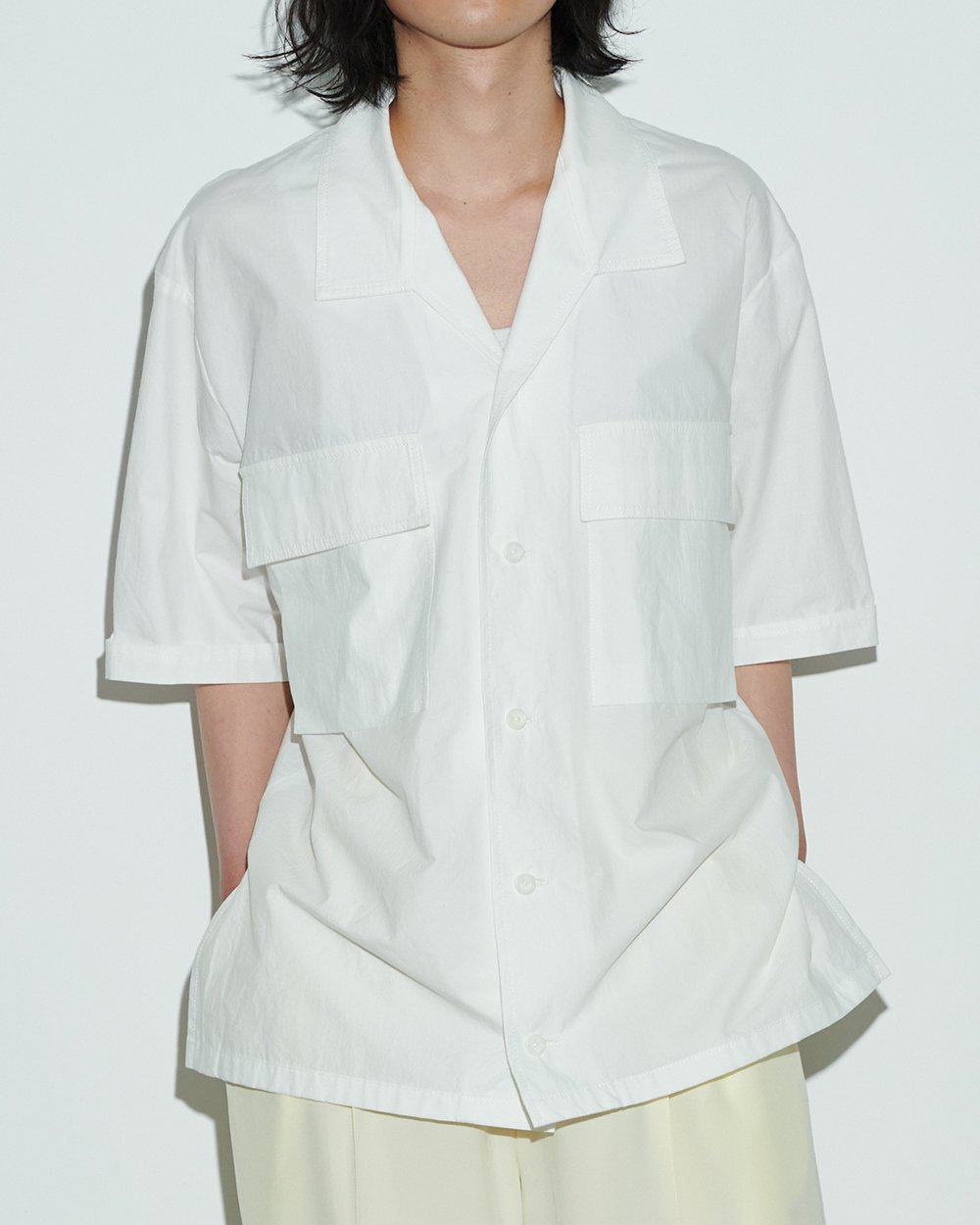 ウジョーの白シャツを着用した男性モデル