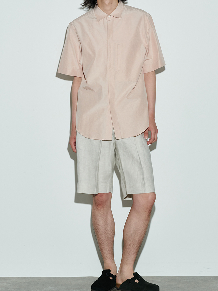 ライトピンクのシャツを着用した男性モデル