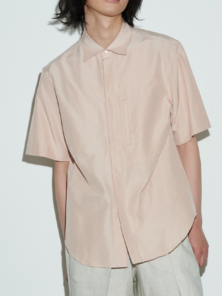 ライトピンクのシャツを着用した男性モデル