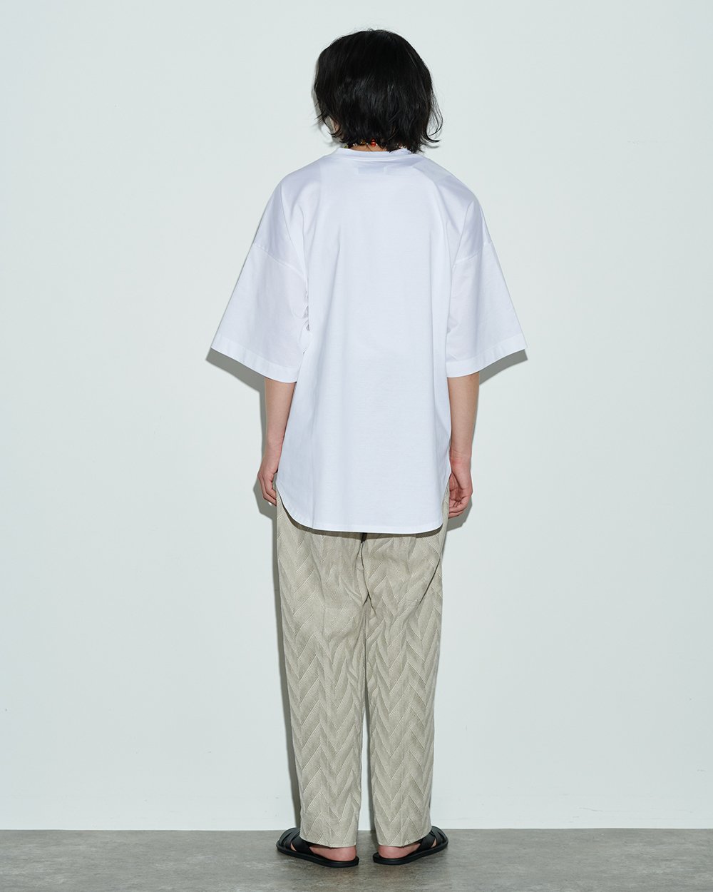 ウジョーの白Tシャツを着用した男性モデル