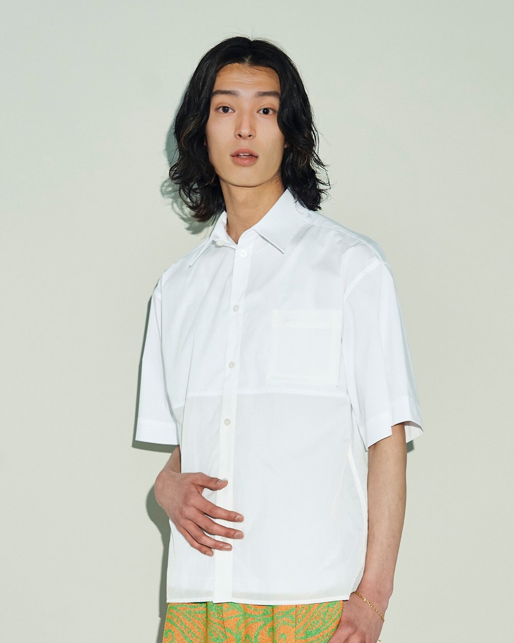 th productsの白シャツを着用した男性モデル