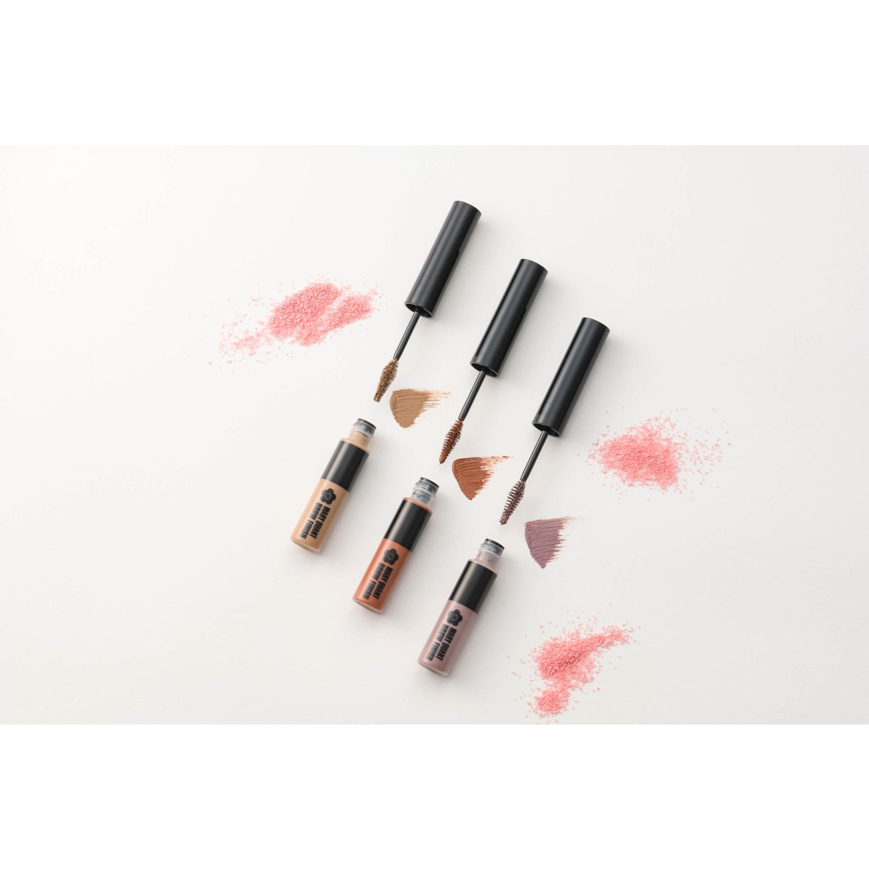 眉マスカラのボトルとブラシとカラーサンプル